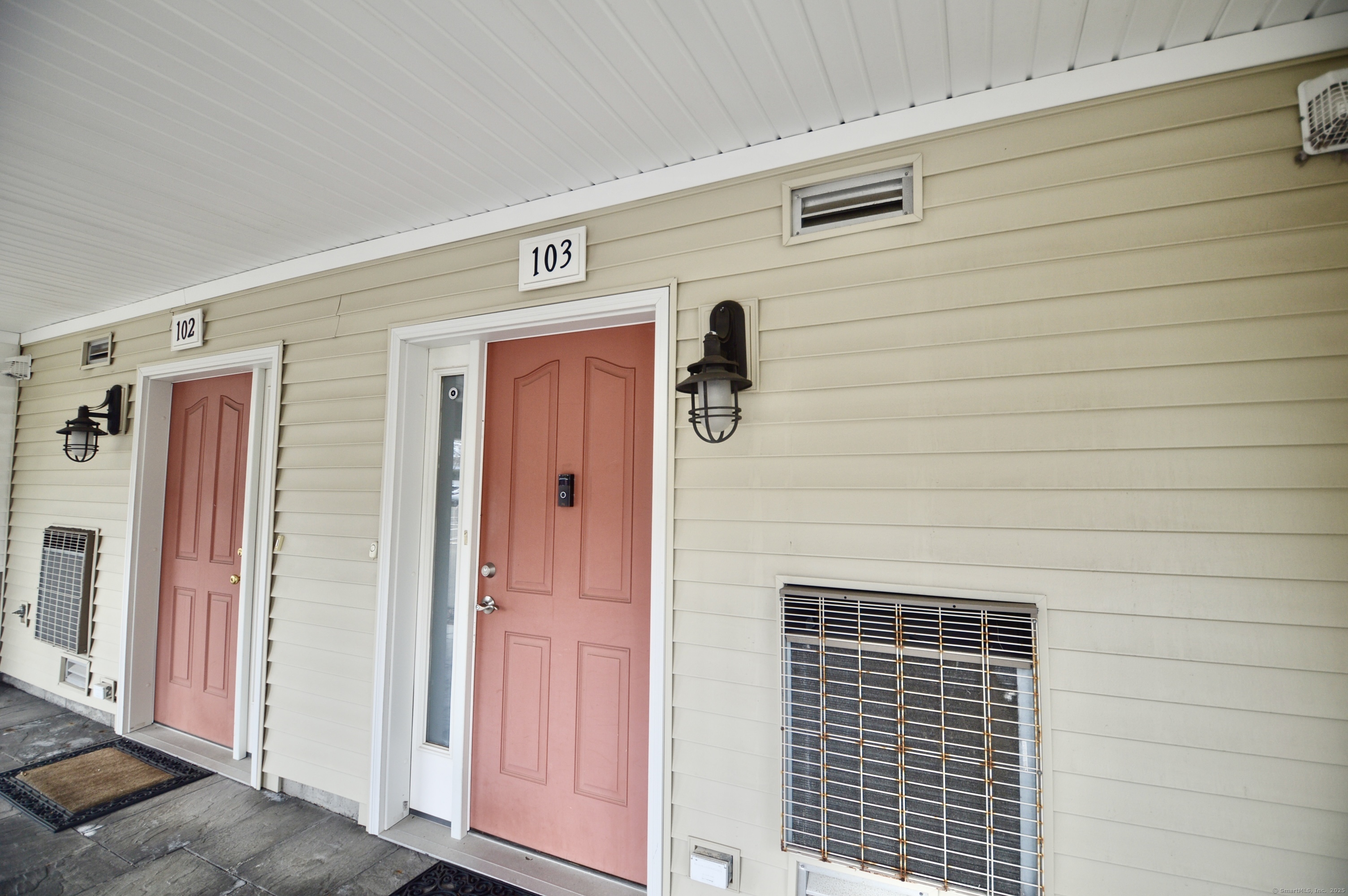 Rental Property at Fairfield Avenue Apt 103, Bridgeport, Connecticut - Bedrooms: 2 
Bathrooms: 2 
Rooms: 4  - $2,400 MO.
