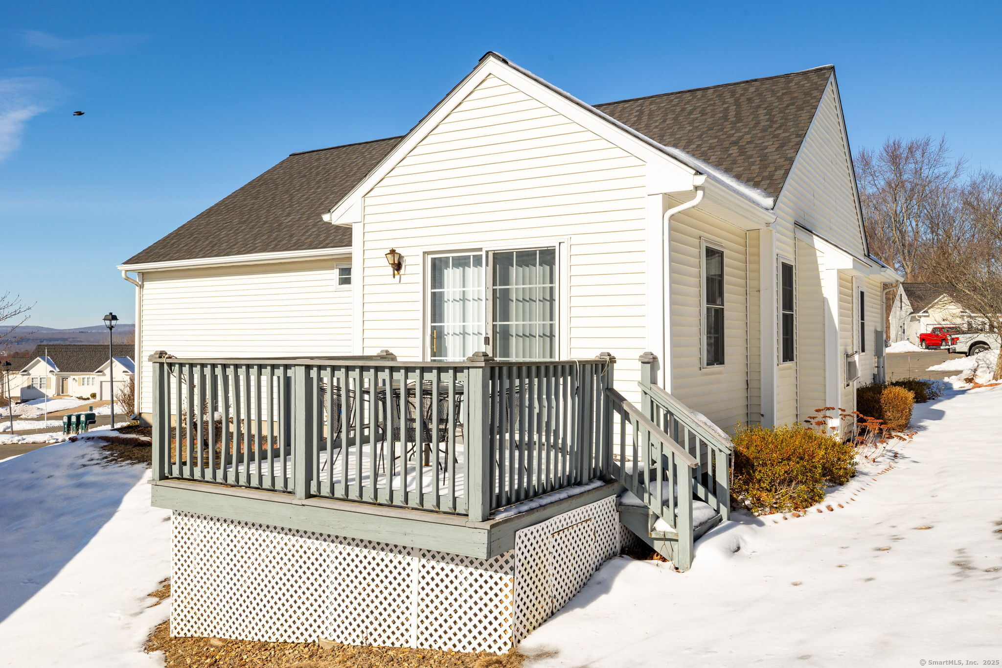 Portland, Connecticut 06480, United States, 2 Bedrooms Bedrooms, ,2 BathroomsBathrooms,Residential,Pending,388