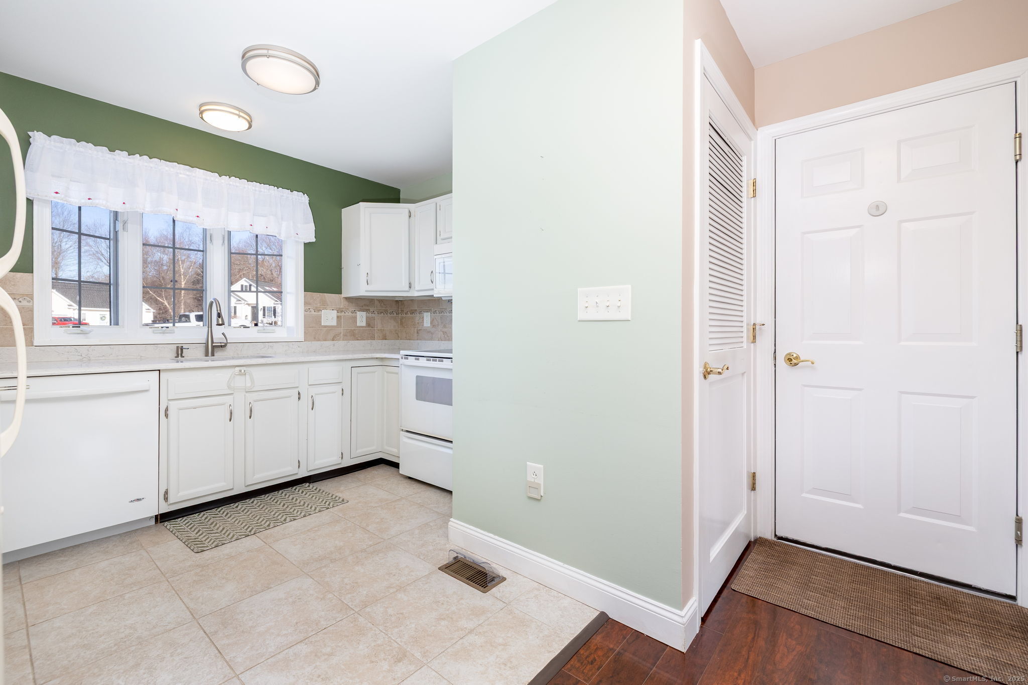 Portland, Connecticut 06480, United States, 2 Bedrooms Bedrooms, ,2 BathroomsBathrooms,Residential,Pending,388