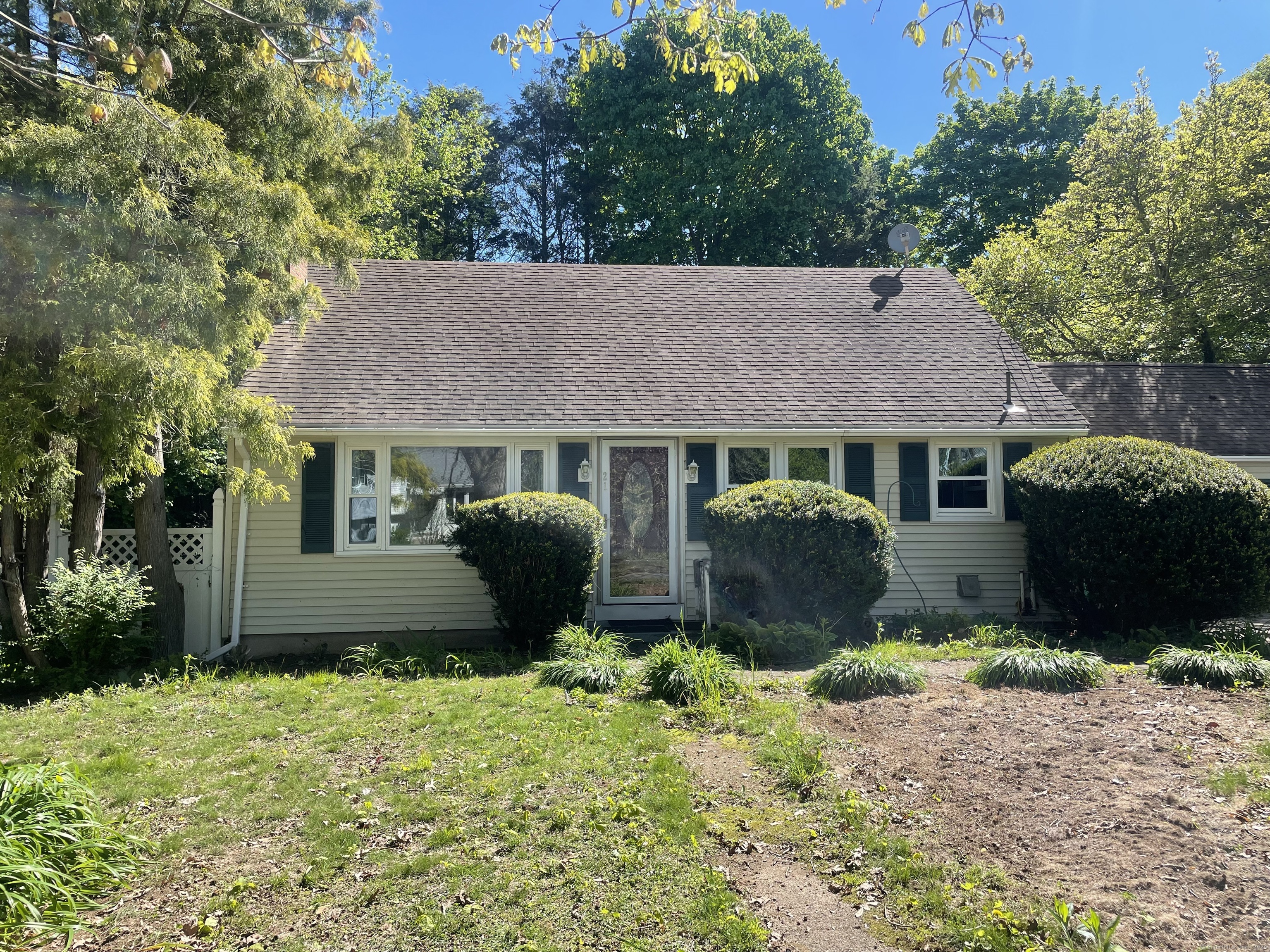 21 Maple Road, Waterford, Connecticut - 4 Bedrooms  
3 Bathrooms  
8 Rooms - 