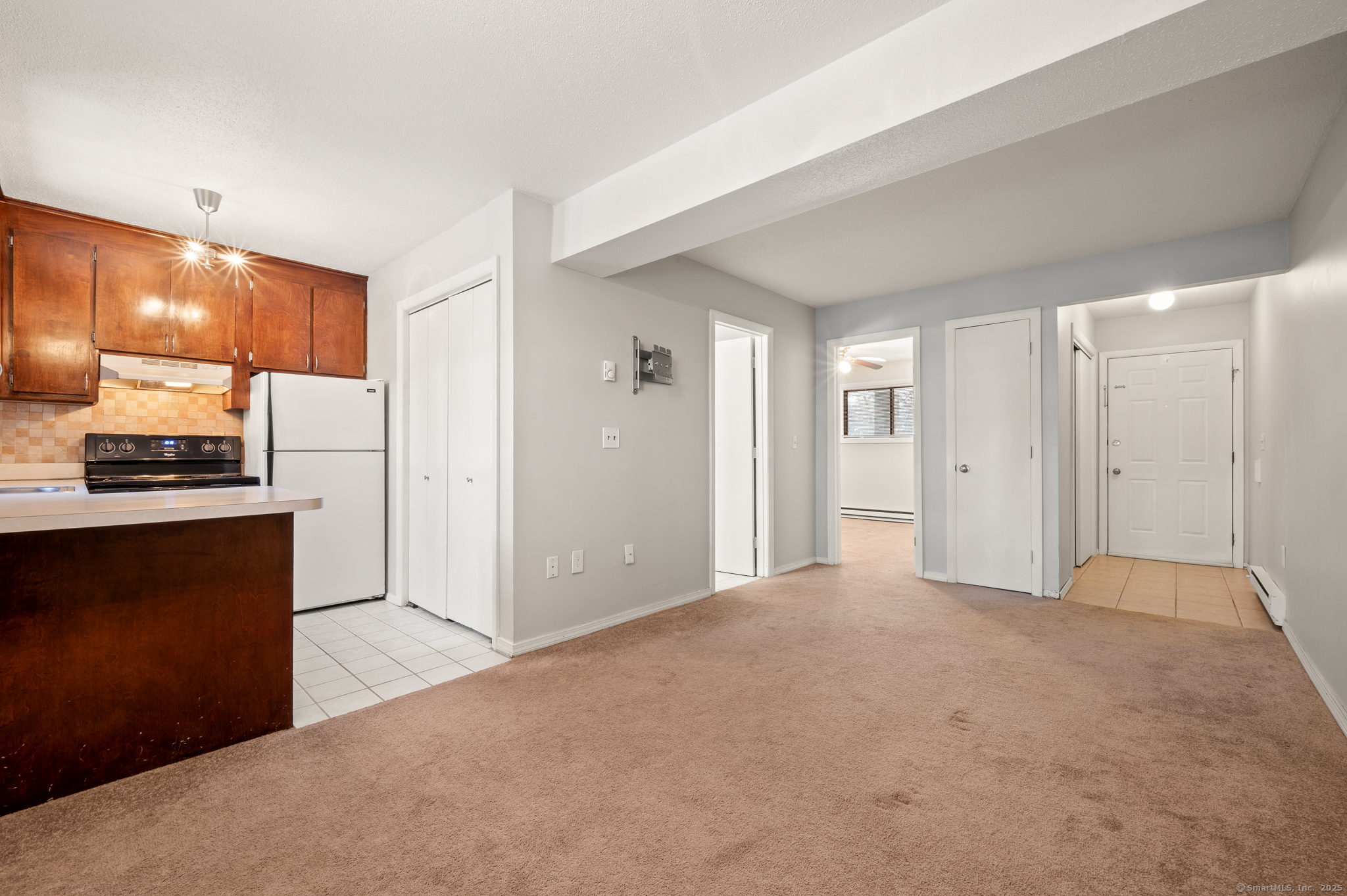 East Street Apt 6, Plainville, Connecticut - 1 Bedrooms  
1 Bathrooms  
3 Rooms - 