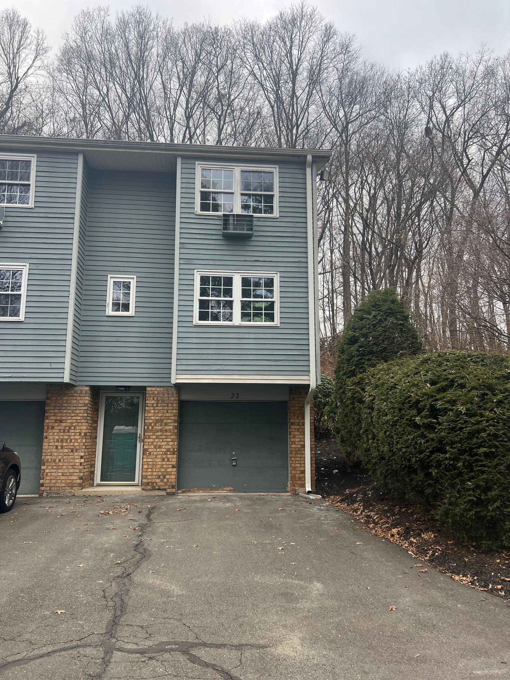 Summer Street 22I, Southington, Connecticut - 2 Bedrooms  
3 Bathrooms  
4 Rooms - 