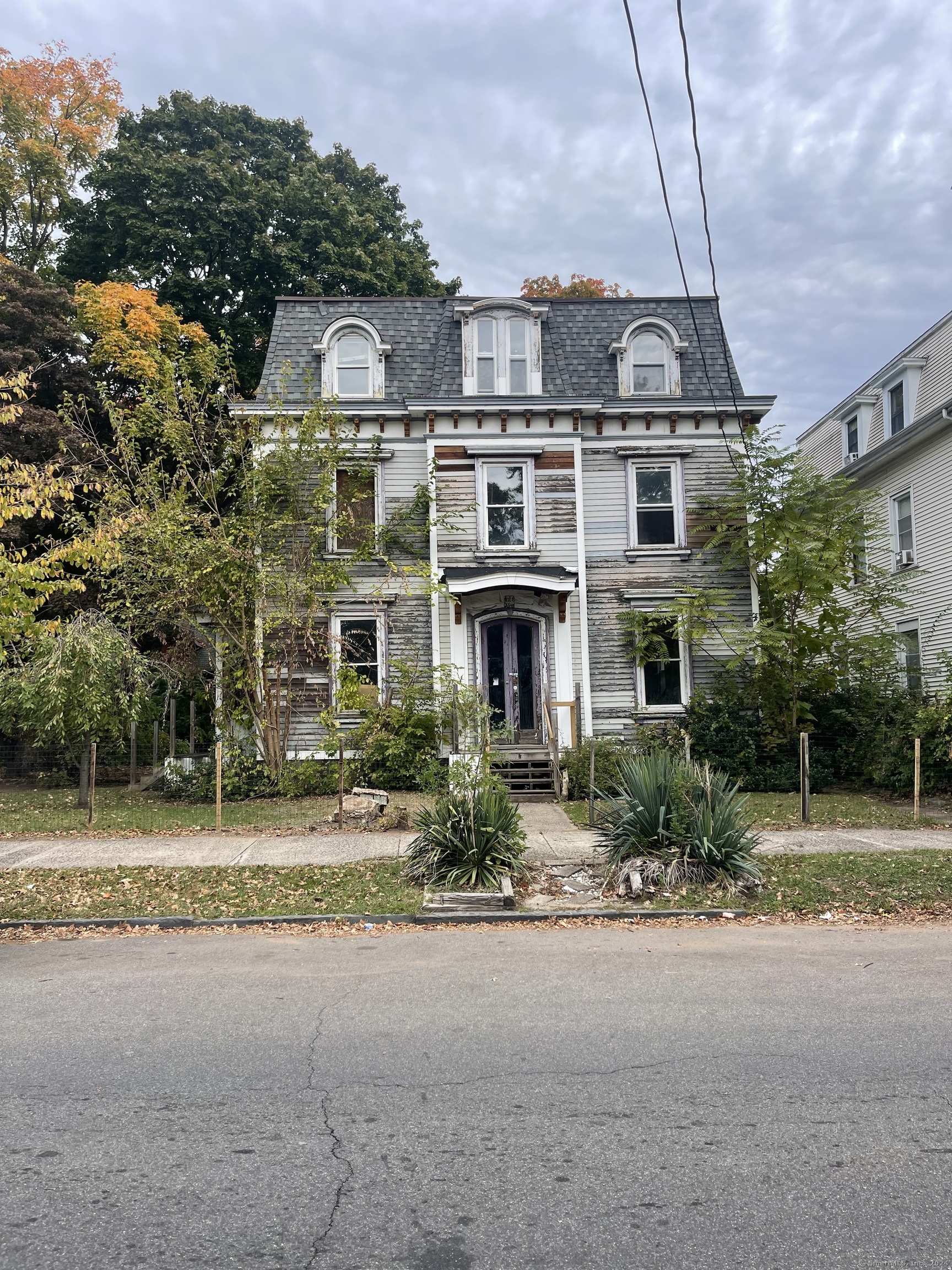 Elm Street, New Haven, Connecticut - 4 Bedrooms  
2 Bathrooms  
8 Rooms - 