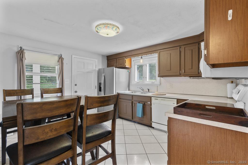 New Britain, Connecticut 06053, United States, 4 Bedrooms Bedrooms, ,2 BathroomsBathrooms,Residential,Pending,184668