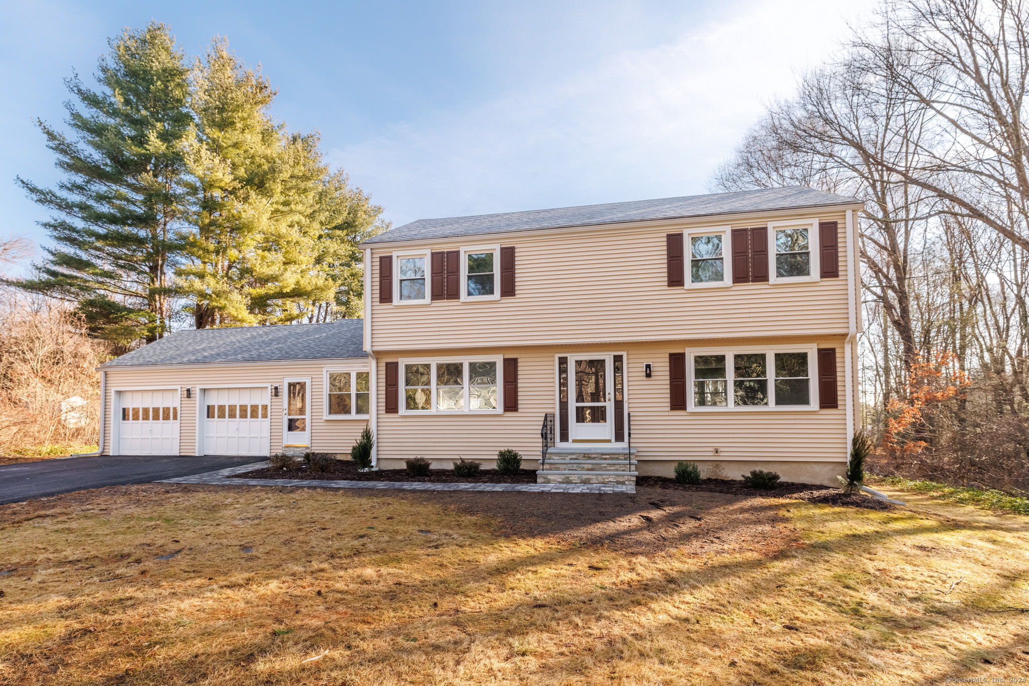 137 Deepwood Drive, Avon, Connecticut - 4 Bedrooms  
3 Bathrooms  
9 Rooms - 