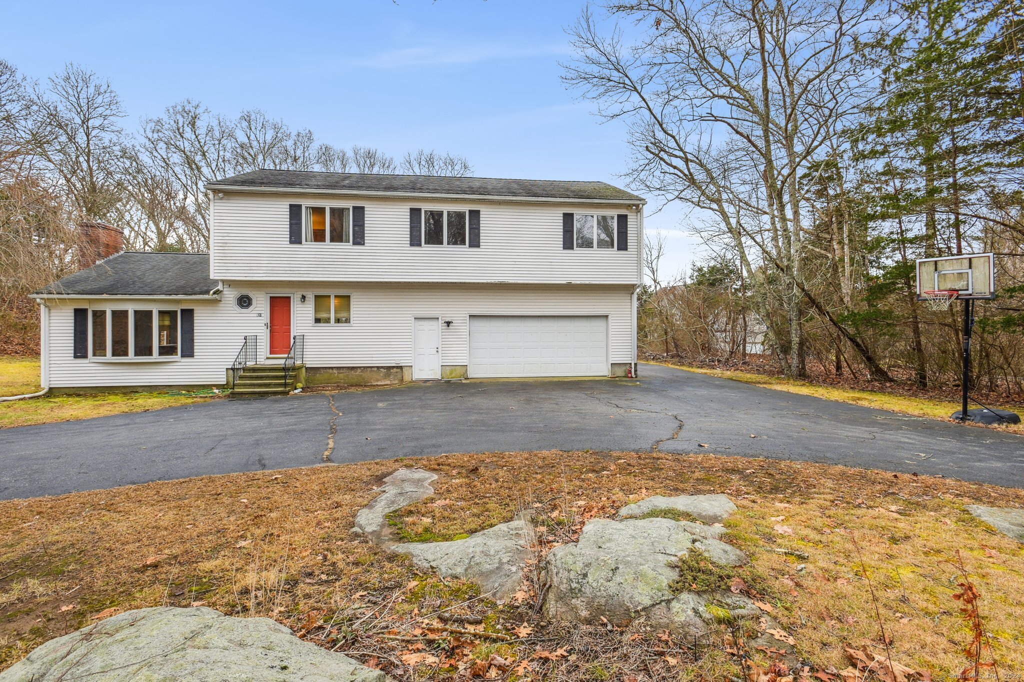 Mistuxet Avenue, Stonington, Connecticut - 3 Bedrooms  
3 Bathrooms  
6 Rooms - 