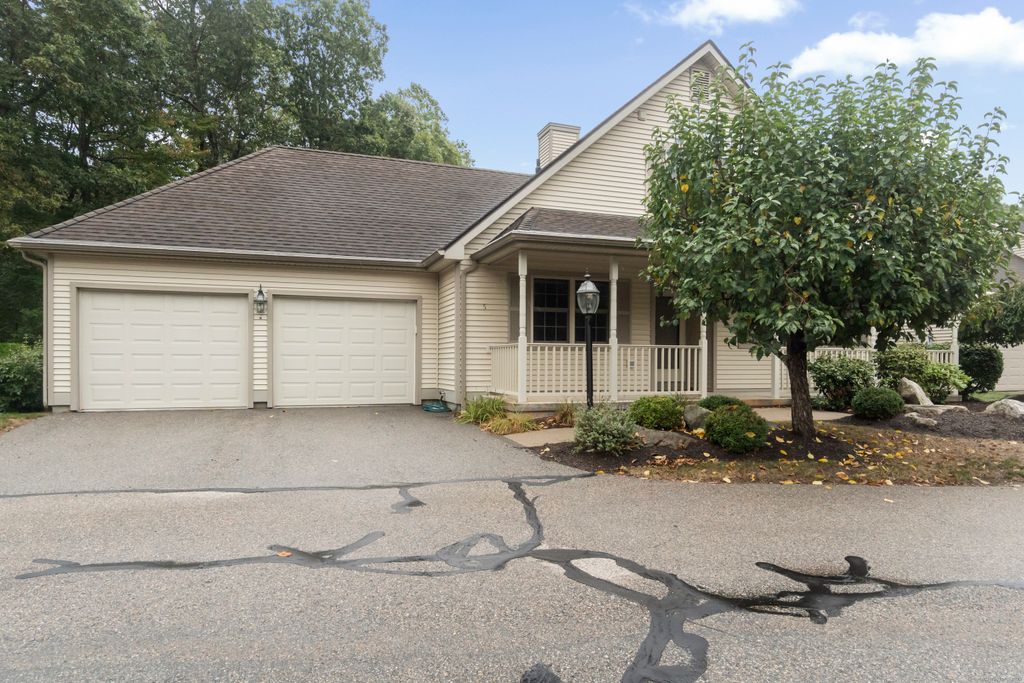 Photo of 5 Crabapple Lane #5, East Lyme, CT 06357 (MLS # 24131871)