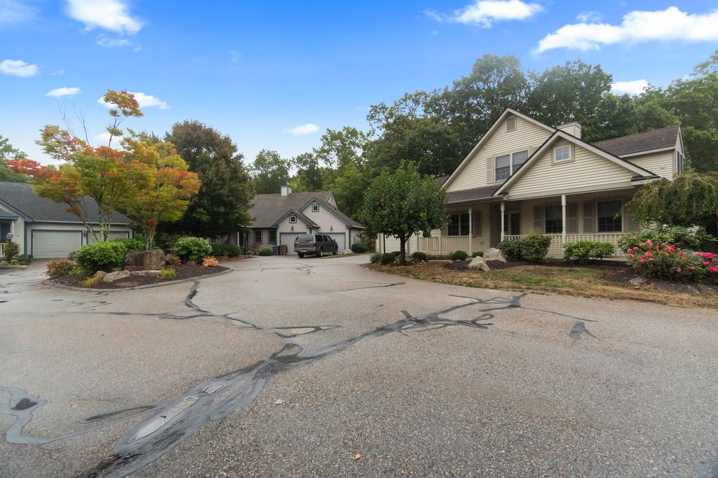 Photo of 5 Crabapple Lane #5, East Lyme, CT 06357 (MLS # 24131871)