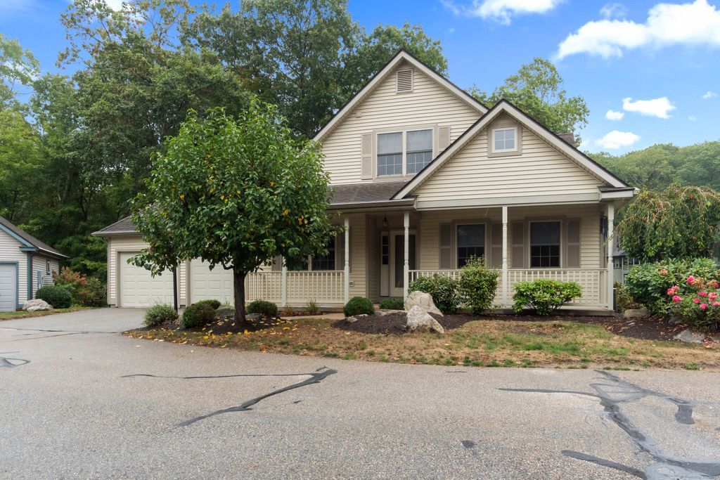 Photo of 5 Crabapple Lane #5, East Lyme, CT 06357 (MLS # 24131871)