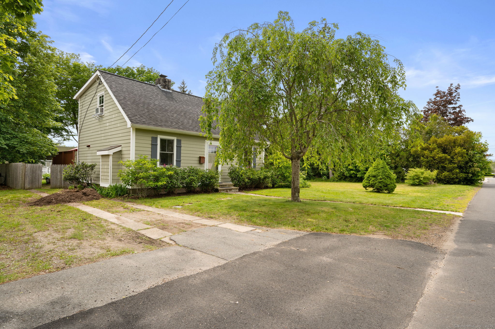Maple Avenue, Clinton, Connecticut - 3 Bedrooms  
2 Bathrooms  
6 Rooms - 