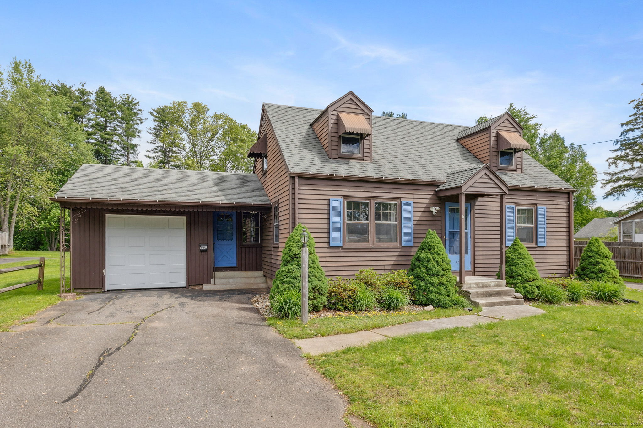 Spring Street, Windsor Locks, Connecticut - 3 Bedrooms  
2 Bathrooms  
6 Rooms - 