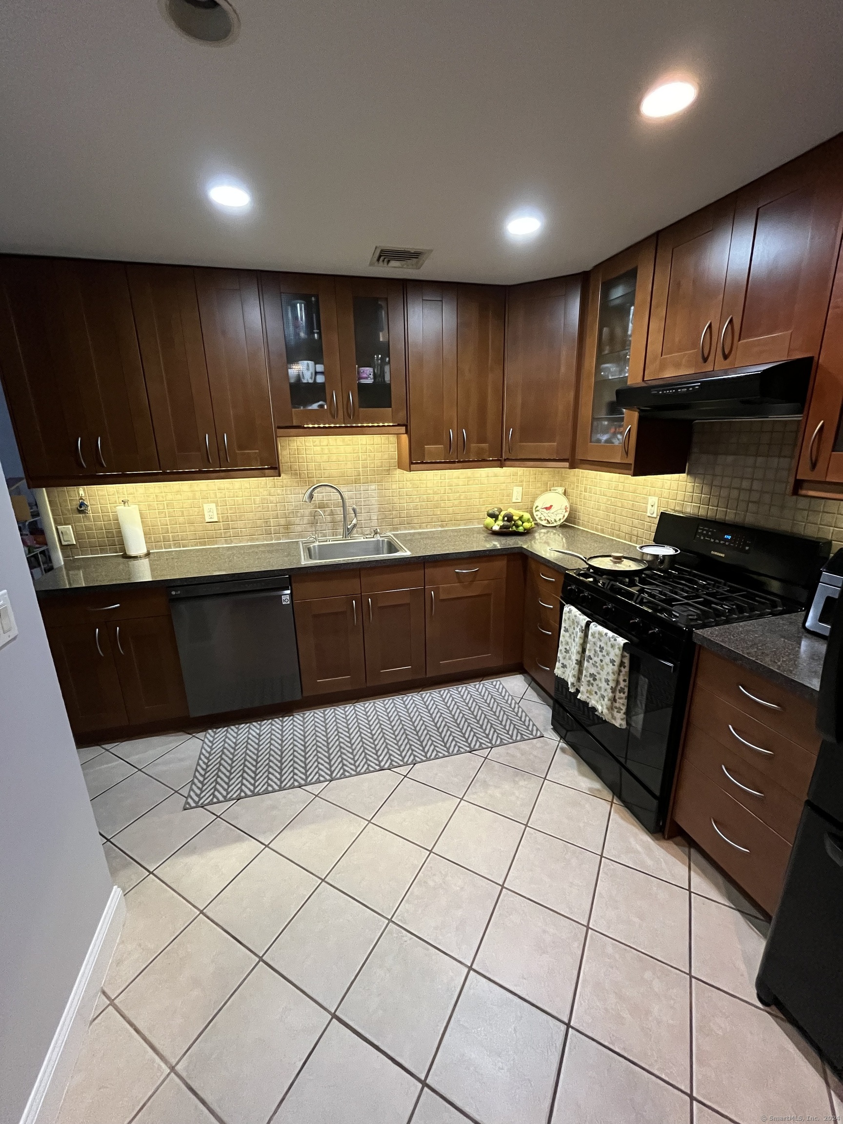 4 Leuvine Street 3, Norwalk, Connecticut - 2 Bedrooms  
1 Bathrooms  
6 Rooms - 