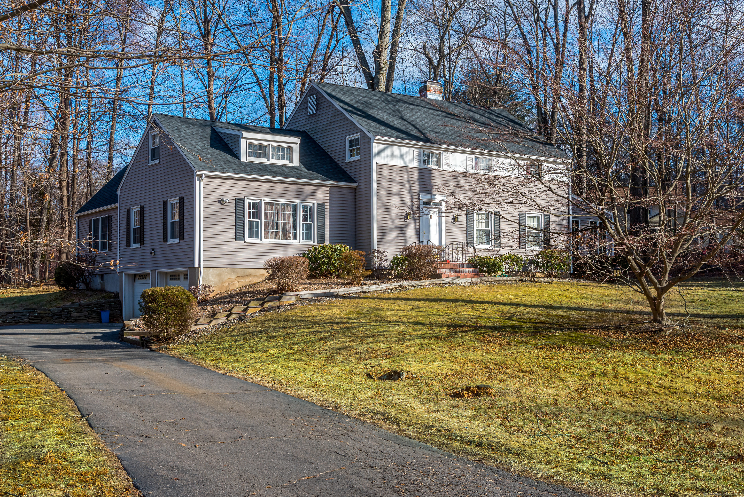 Burnwood Drive, Bloomfield, Connecticut - 4 Bedrooms  
3 Bathrooms  
8 Rooms - 