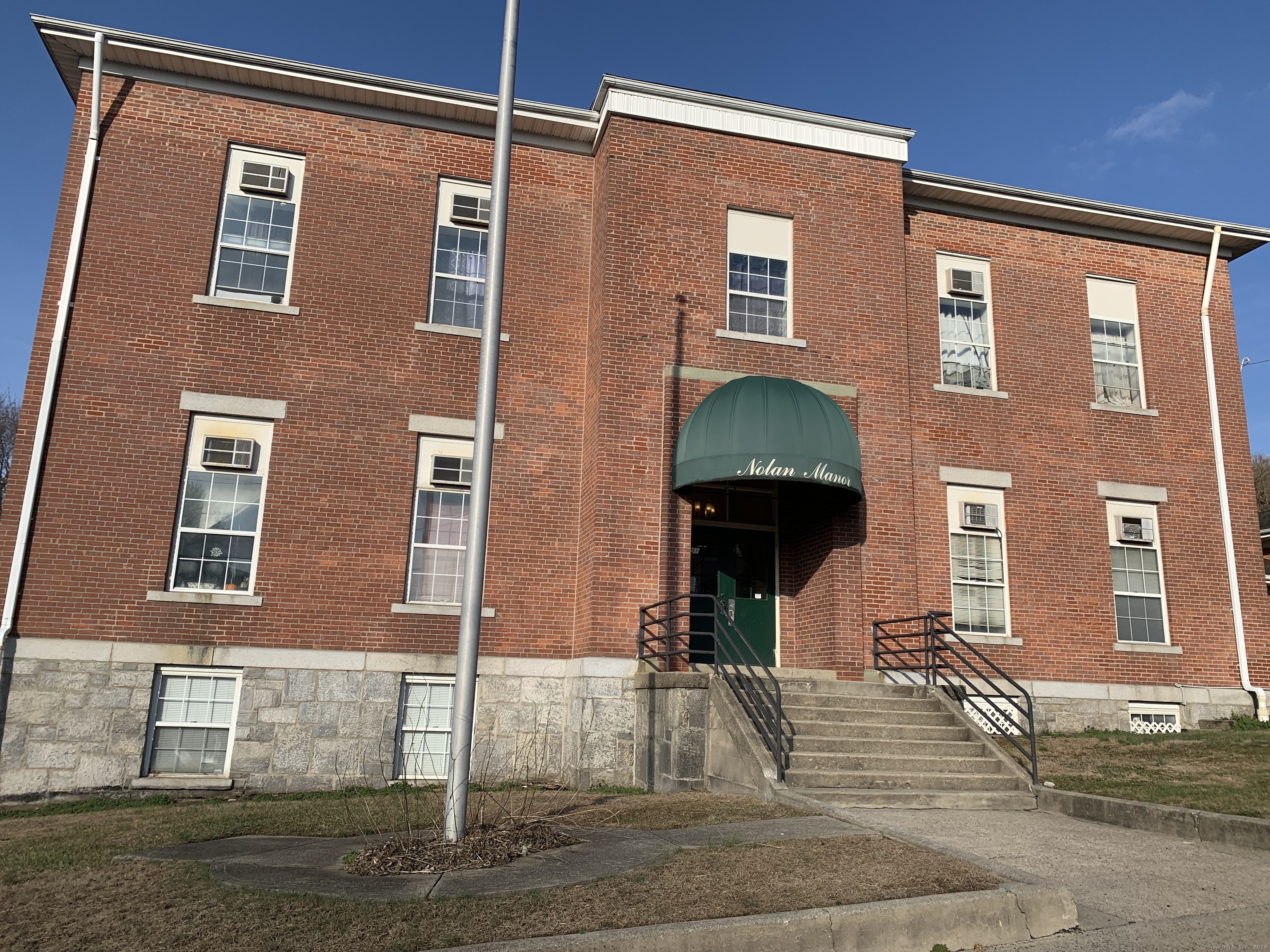 91 4th Street Apt 1, Ansonia, Connecticut - 1 Bedrooms  
1 Bathrooms  
3 Rooms - 