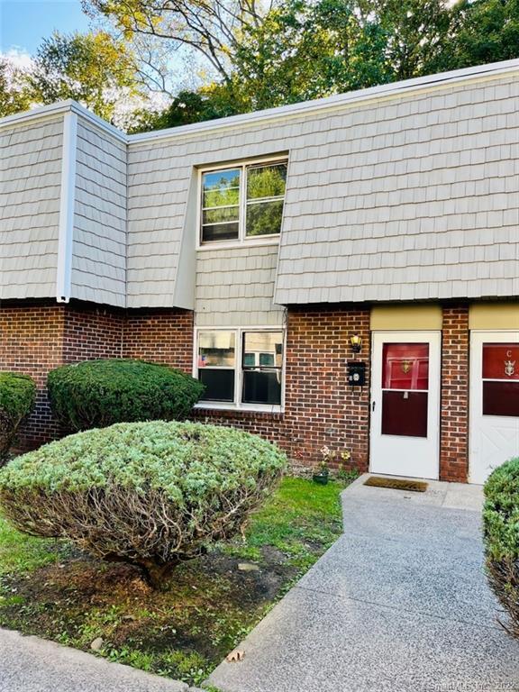 67 Briarwood Lane D, Branford, Connecticut - 2 Bedrooms  
2 Bathrooms  
4 Rooms - 