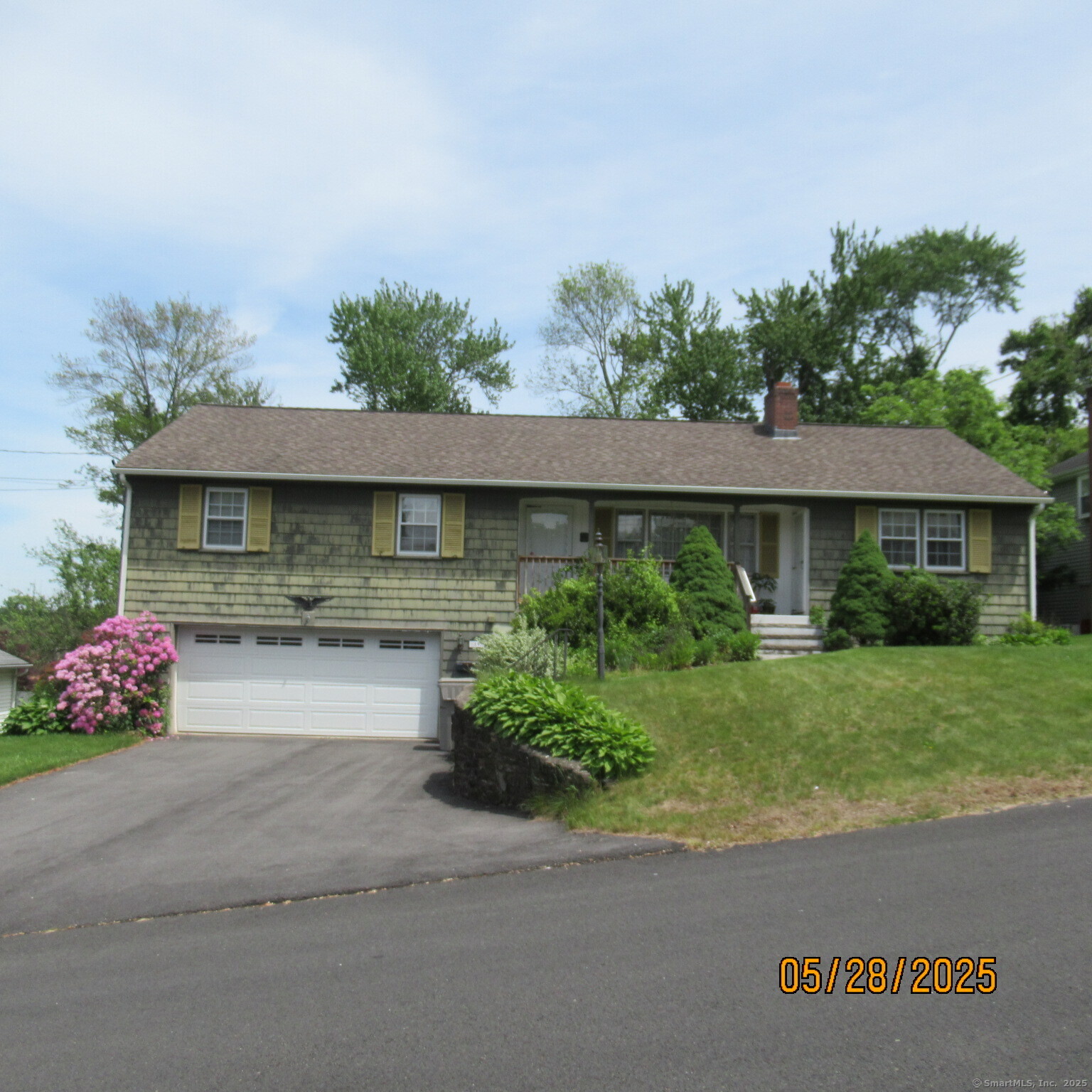 Emily Lane, Bristol, Connecticut - 3 Bedrooms  
2 Bathrooms  
8 Rooms - 