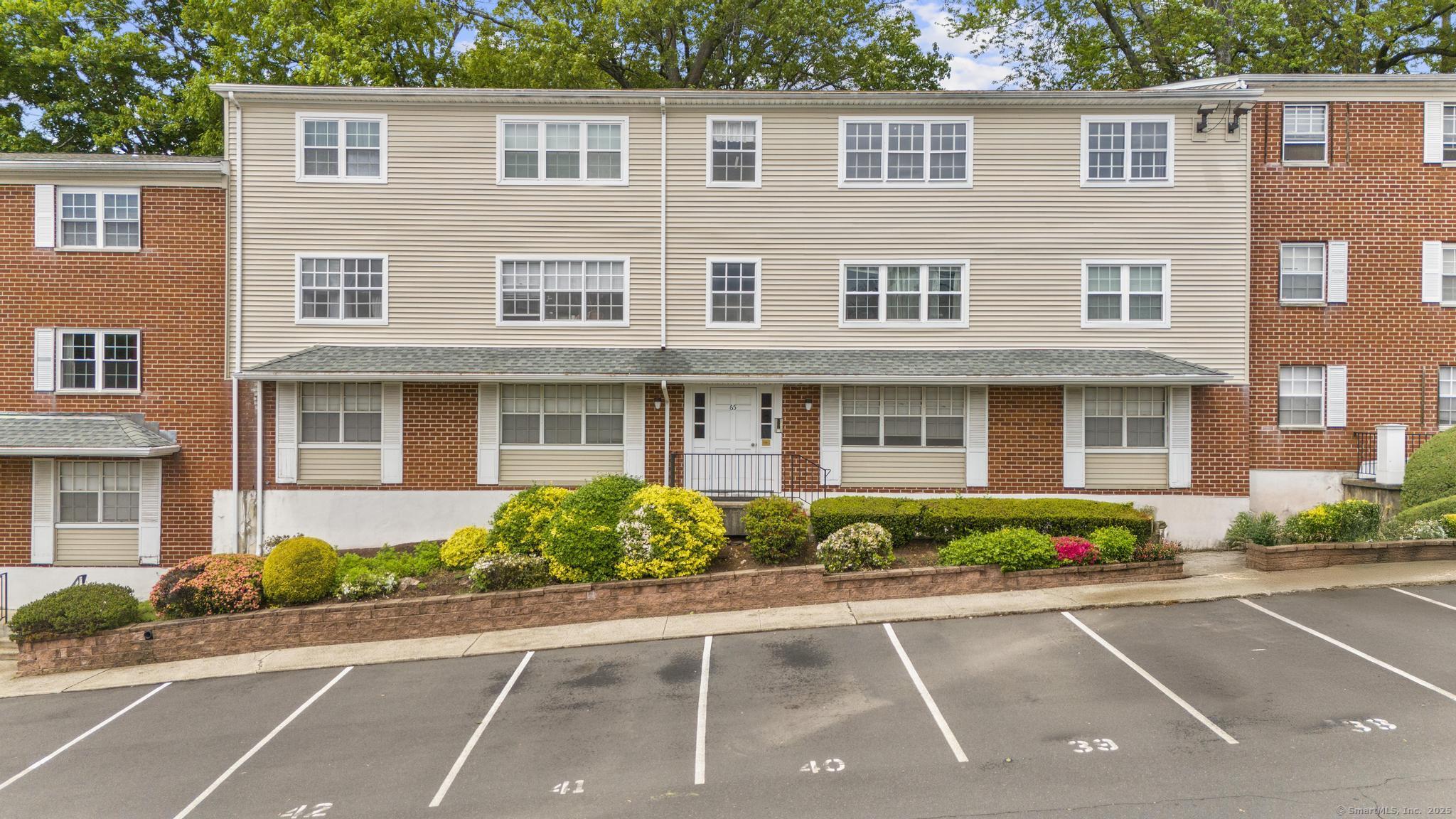 Property for Sale at Greenhouse Road 65D, Bridgeport, Connecticut - Bedrooms: 2 
Bathrooms: 2 
Rooms: 5  - $245,000