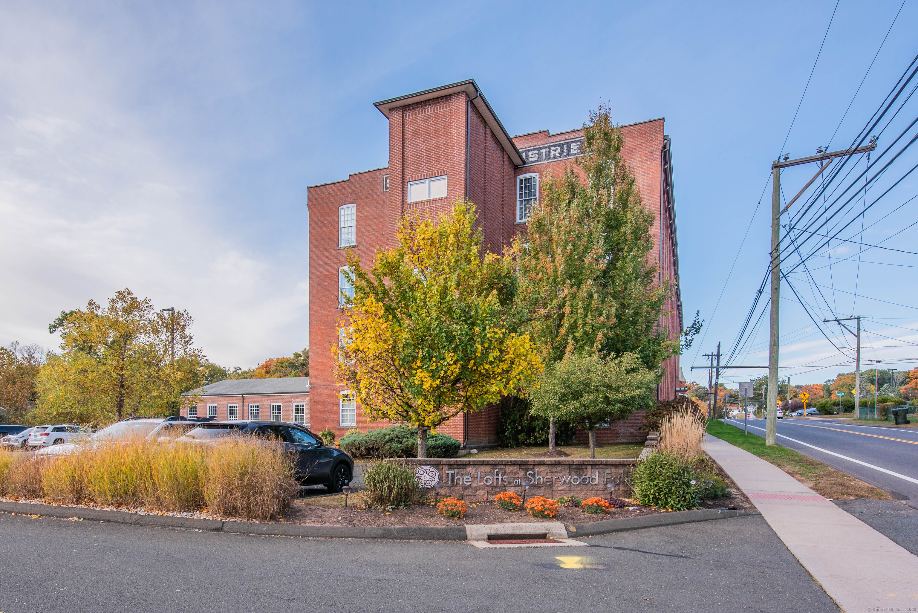 Main Street 103, Berlin, Connecticut - 2 Bedrooms  
2 Bathrooms  
6 Rooms - 