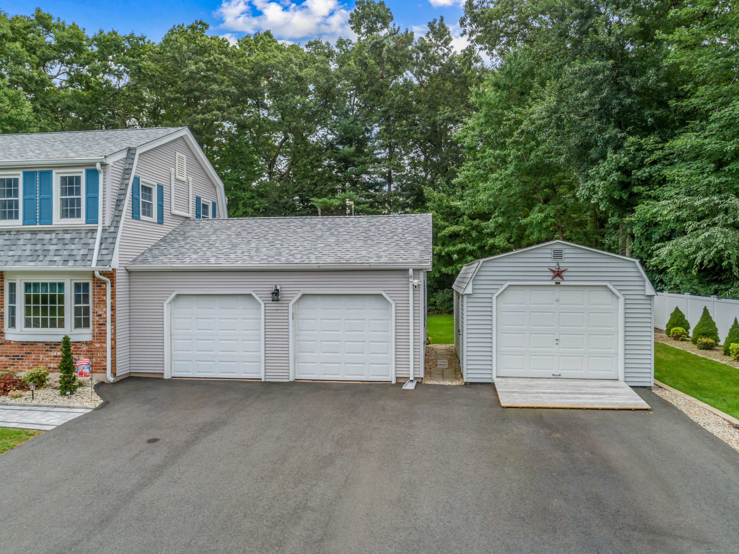 Ellington, Connecticut 06029, United States, 3 Bedrooms Bedrooms, ,3 BathroomsBathrooms,Residential,Pending,142421