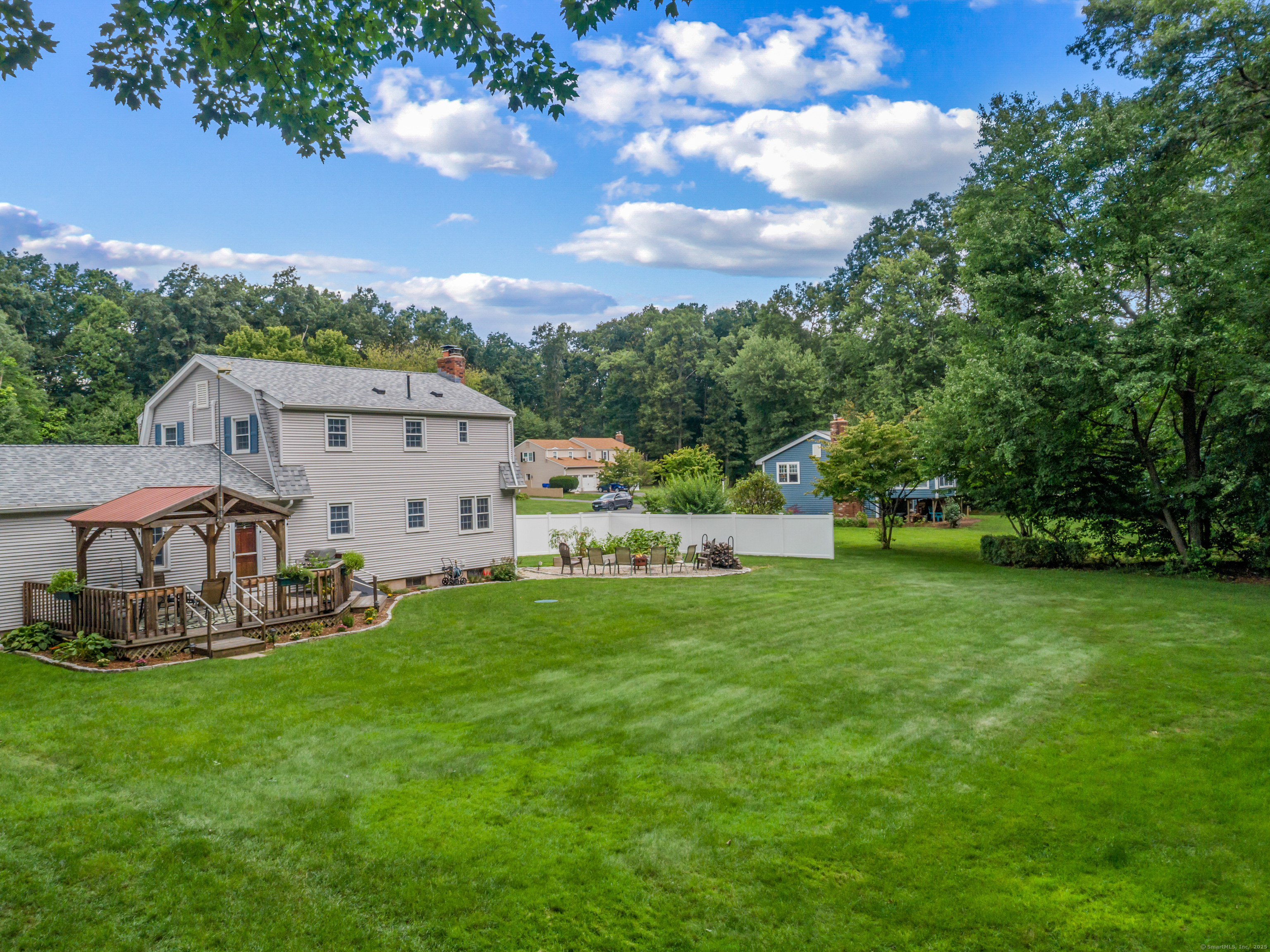 Ellington, Connecticut 06029, United States, 3 Bedrooms Bedrooms, ,3 BathroomsBathrooms,Residential,Pending,142421