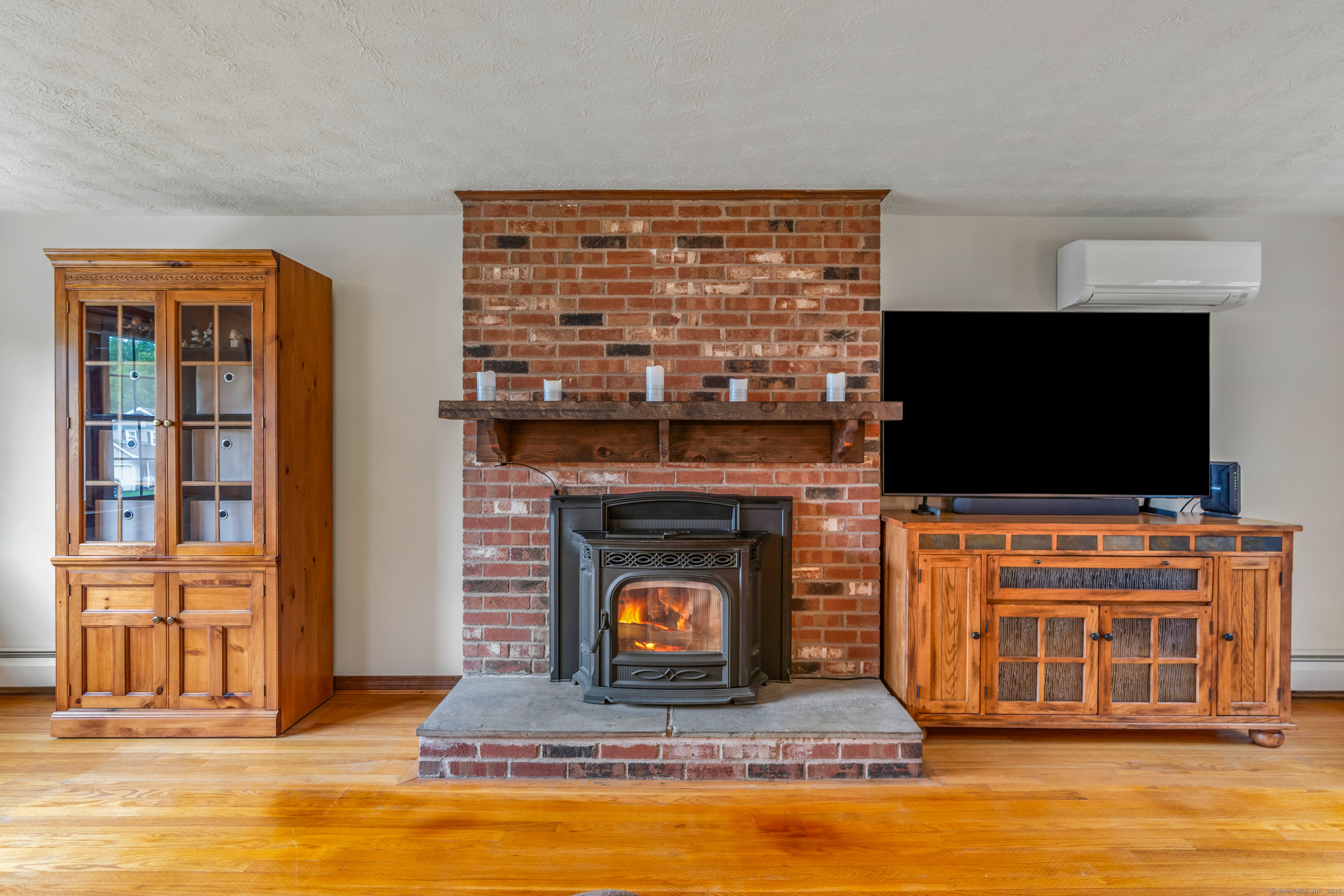 Ellington, Connecticut 06029, United States, 3 Bedrooms Bedrooms, ,3 BathroomsBathrooms,Residential,Pending,142421