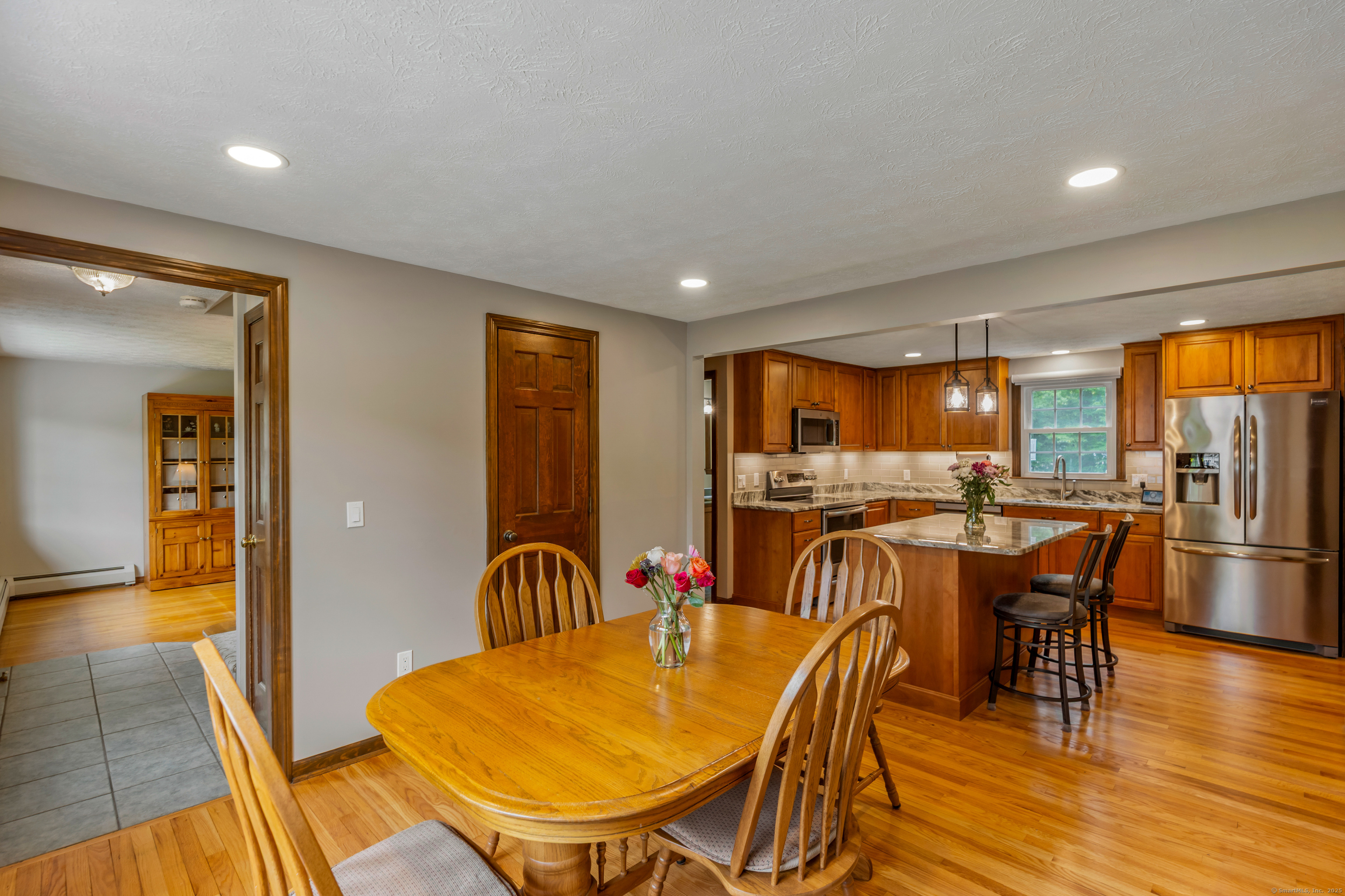 Ellington, Connecticut 06029, United States, 3 Bedrooms Bedrooms, ,3 BathroomsBathrooms,Residential,Pending,142421