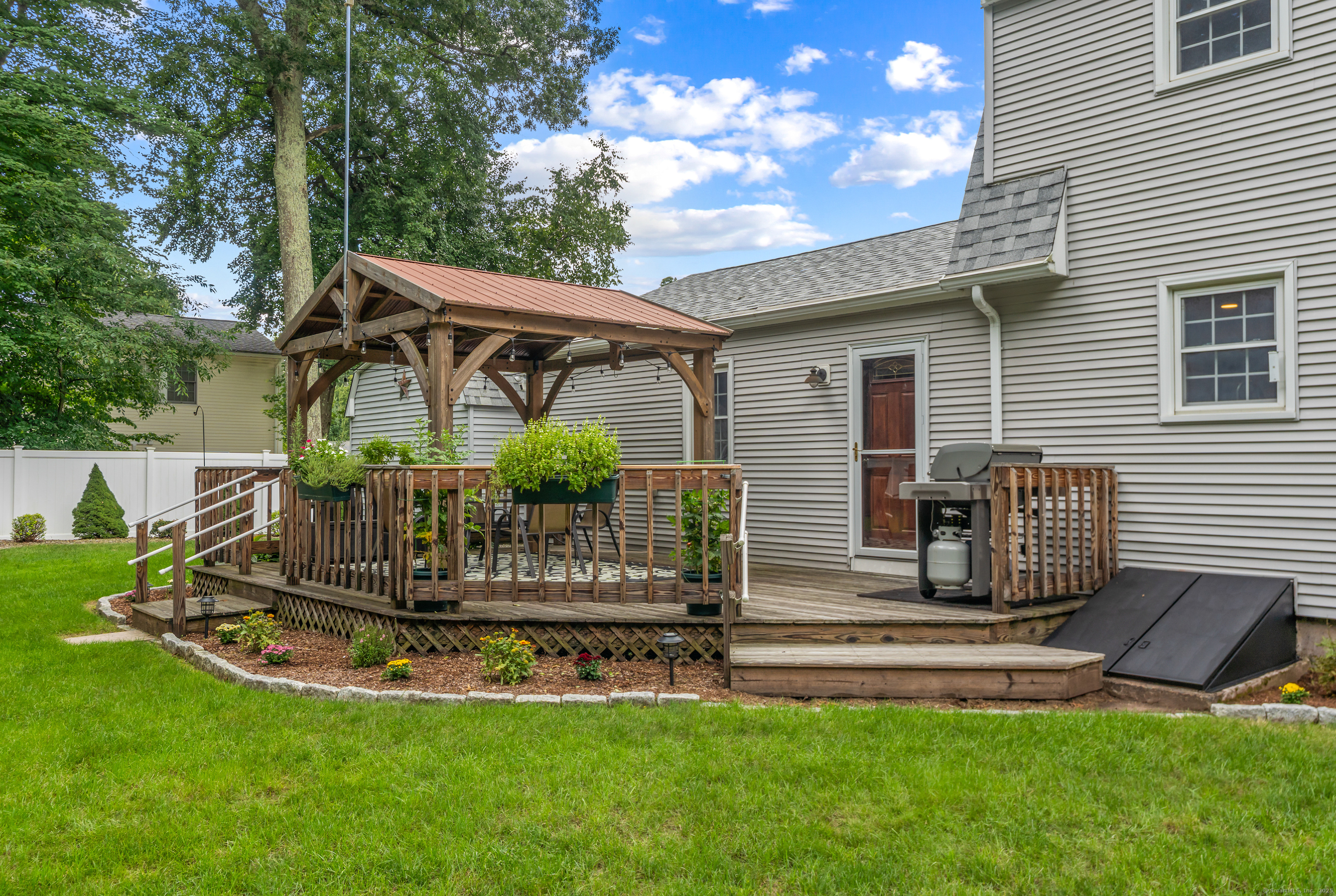 Ellington, Connecticut 06029, United States, 3 Bedrooms Bedrooms, ,3 BathroomsBathrooms,Residential,Pending,142421