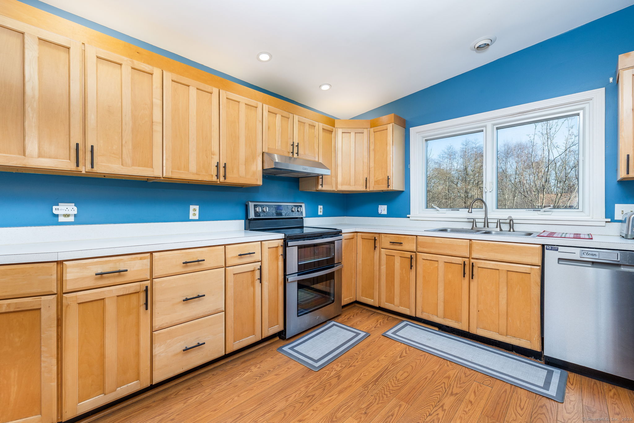 Colchester, Connecticut 06415, United States, 3 Bedrooms Bedrooms, ,4 BathroomsBathrooms,Residential,Pending,25365