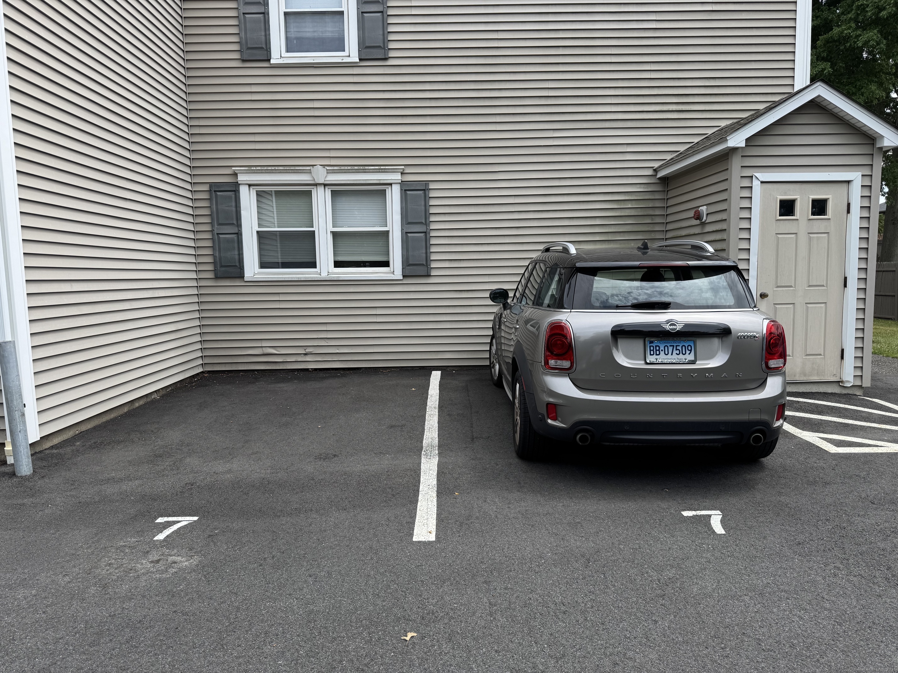 Fairfield, Connecticut 06824, United States, 2 Bedrooms Bedrooms, ,1 BathroomBathrooms,Residential,Active,168298