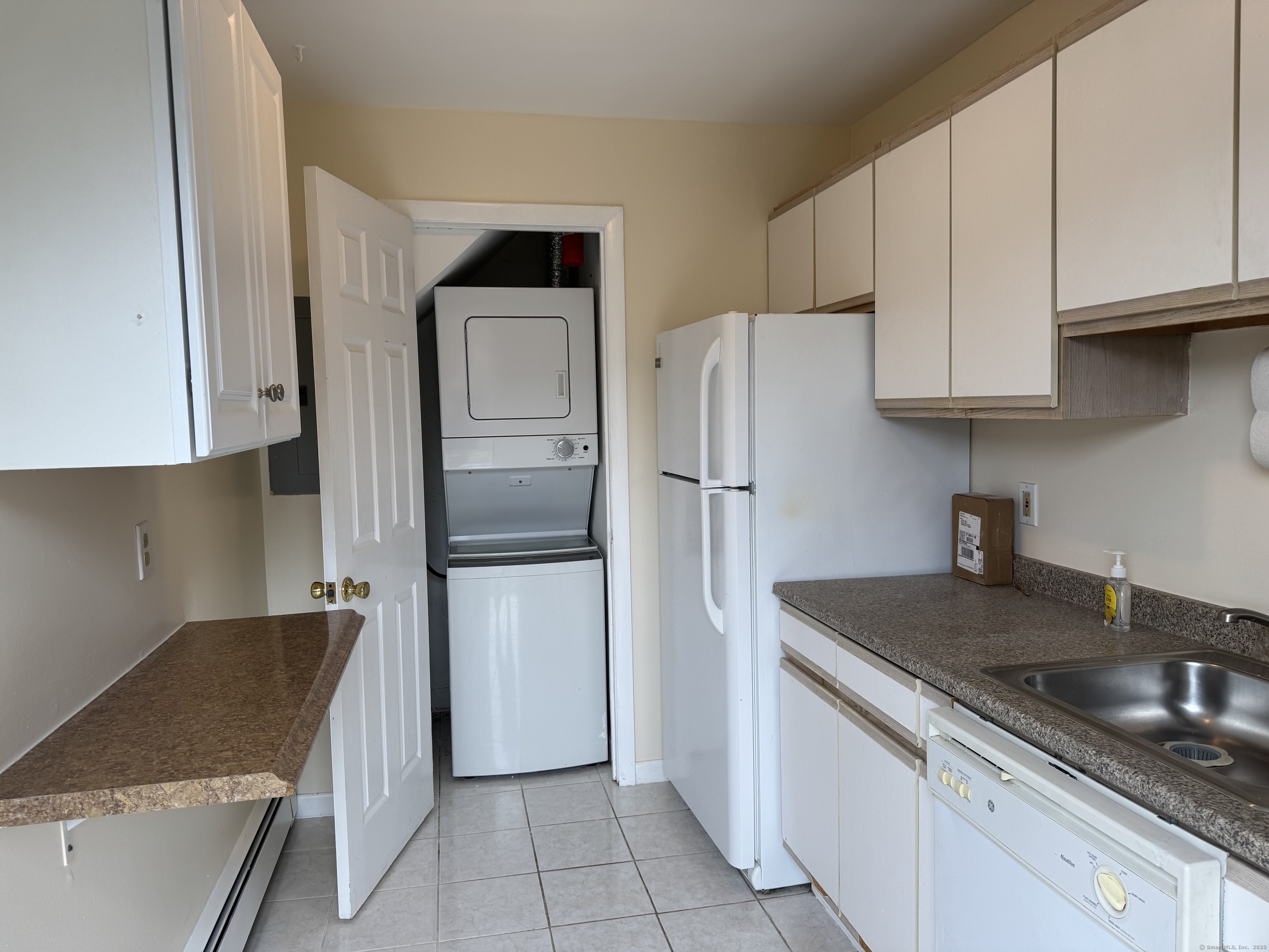 Fairfield, Connecticut 06824, United States, 2 Bedrooms Bedrooms, ,1 BathroomBathrooms,Residential,Active,168298