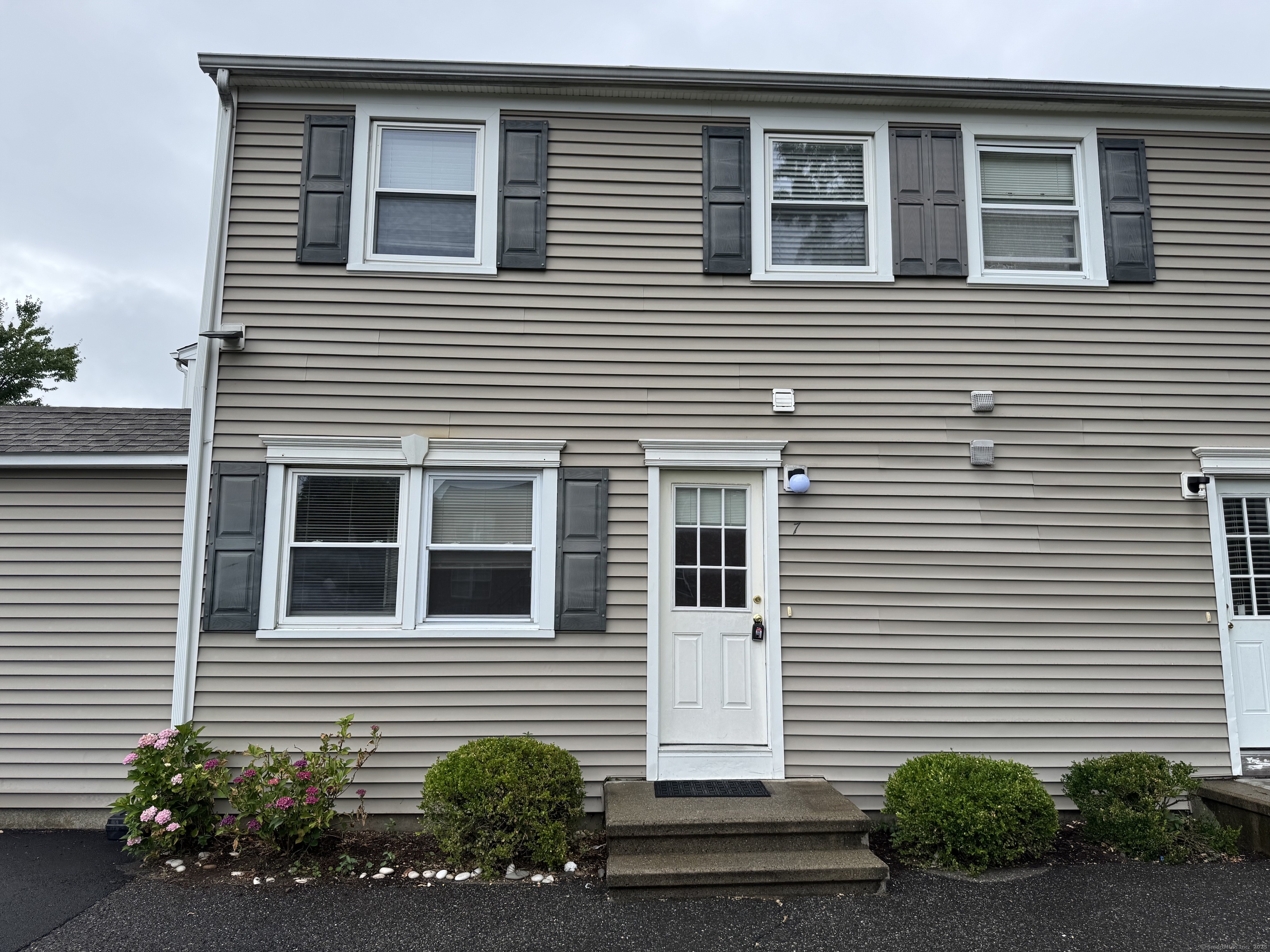 Fairfield, Connecticut 06824, United States, 2 Bedrooms Bedrooms, ,1 BathroomBathrooms,Residential,Active,168298