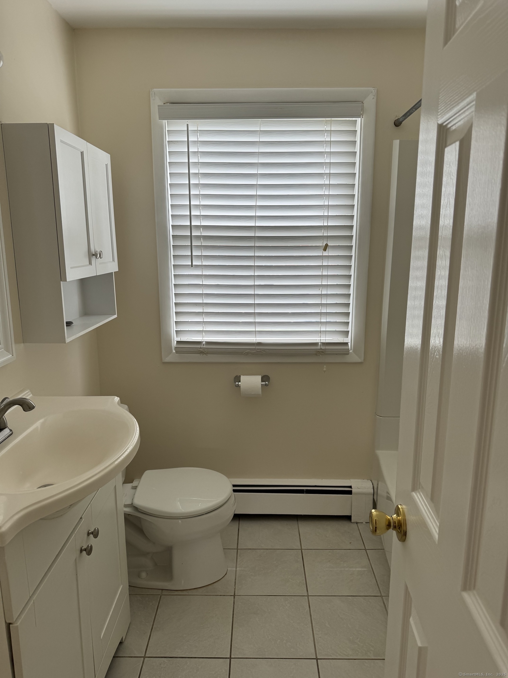 Fairfield, Connecticut 06824, United States, 2 Bedrooms Bedrooms, ,1 BathroomBathrooms,Residential,Active,168298