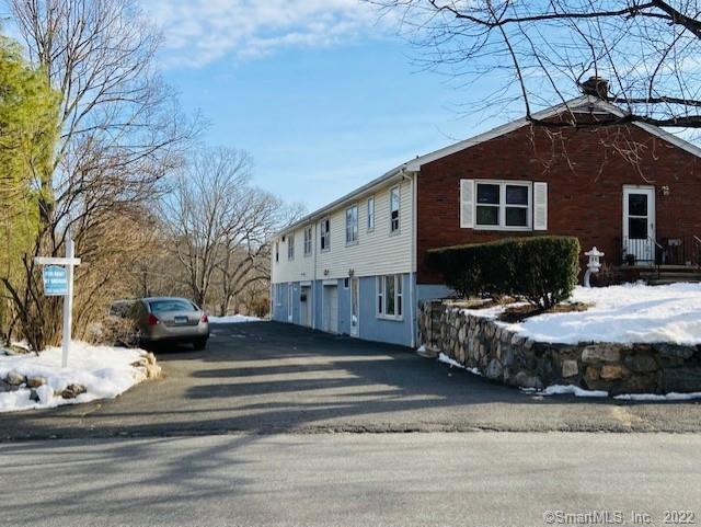 123 Forest Street 125, New Canaan, Connecticut - 3 Bedrooms  
2 Bathrooms  
8 Rooms - 
