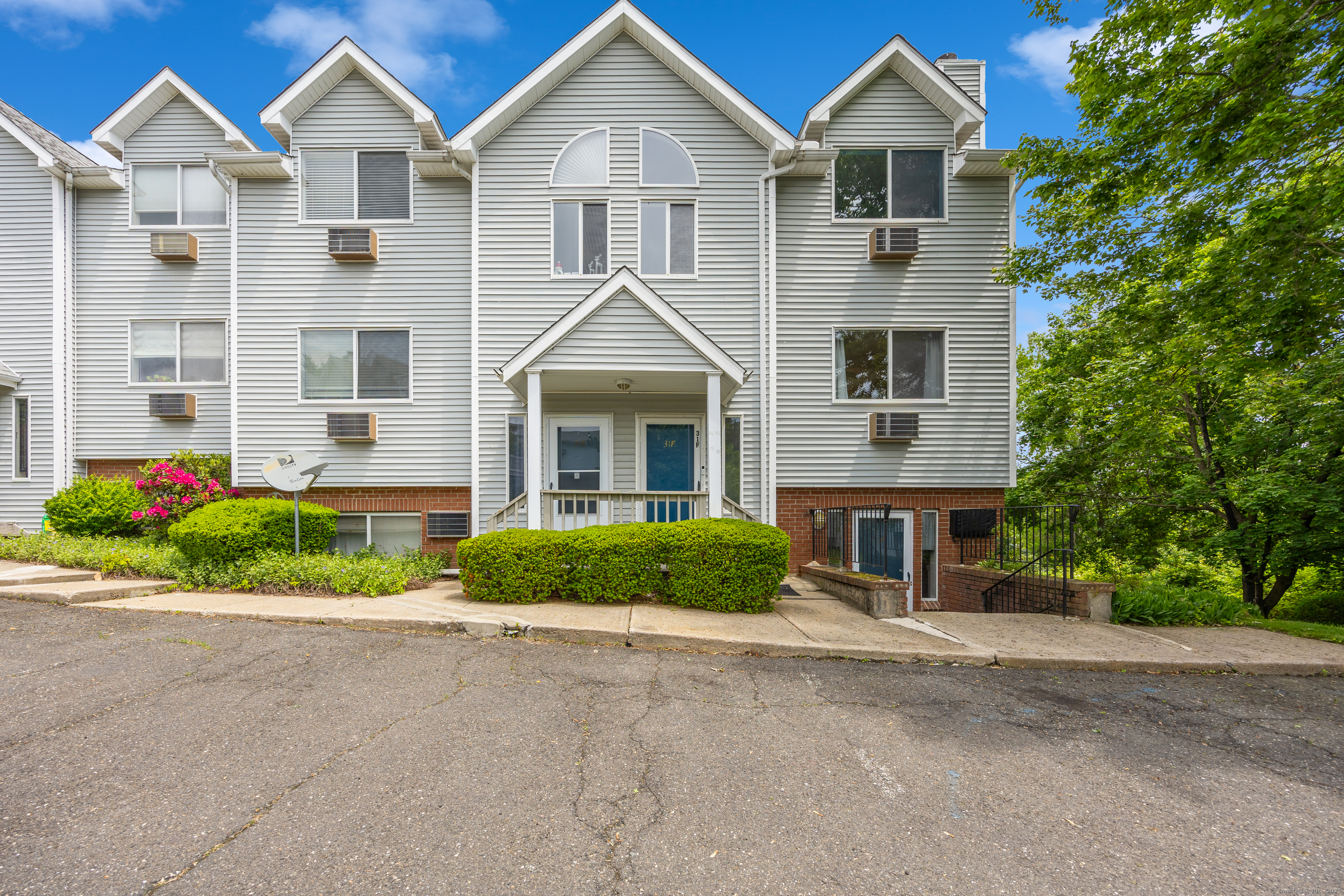 Property for Sale at Oronoke Road 31F, Waterbury, Connecticut - Bedrooms: 2 
Bathrooms: 2 
Rooms: 5  - $224,900