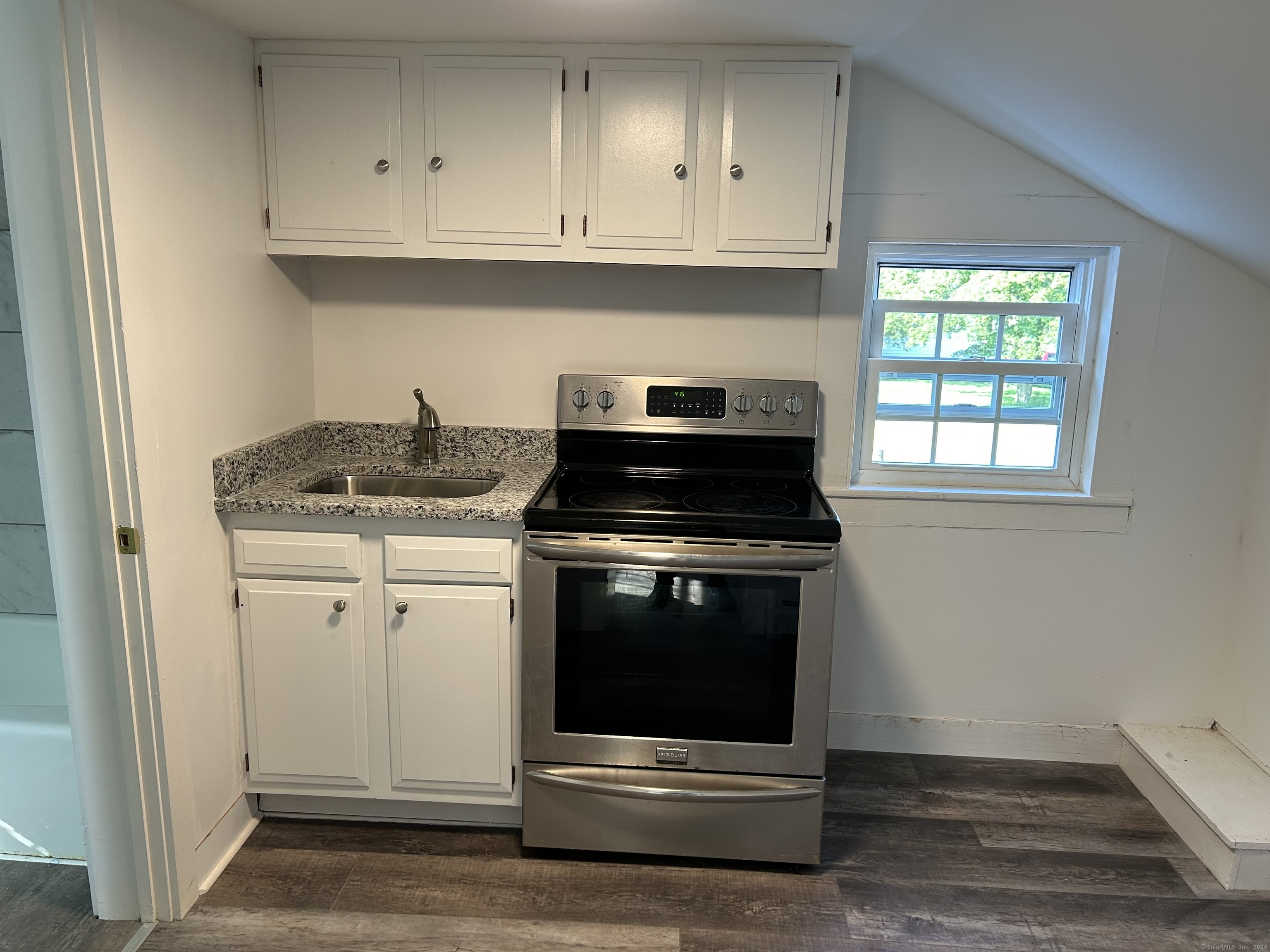 Pleasant Street, Windsor, Connecticut - 1 Bedrooms  
1 Bathrooms  
3 Rooms - 