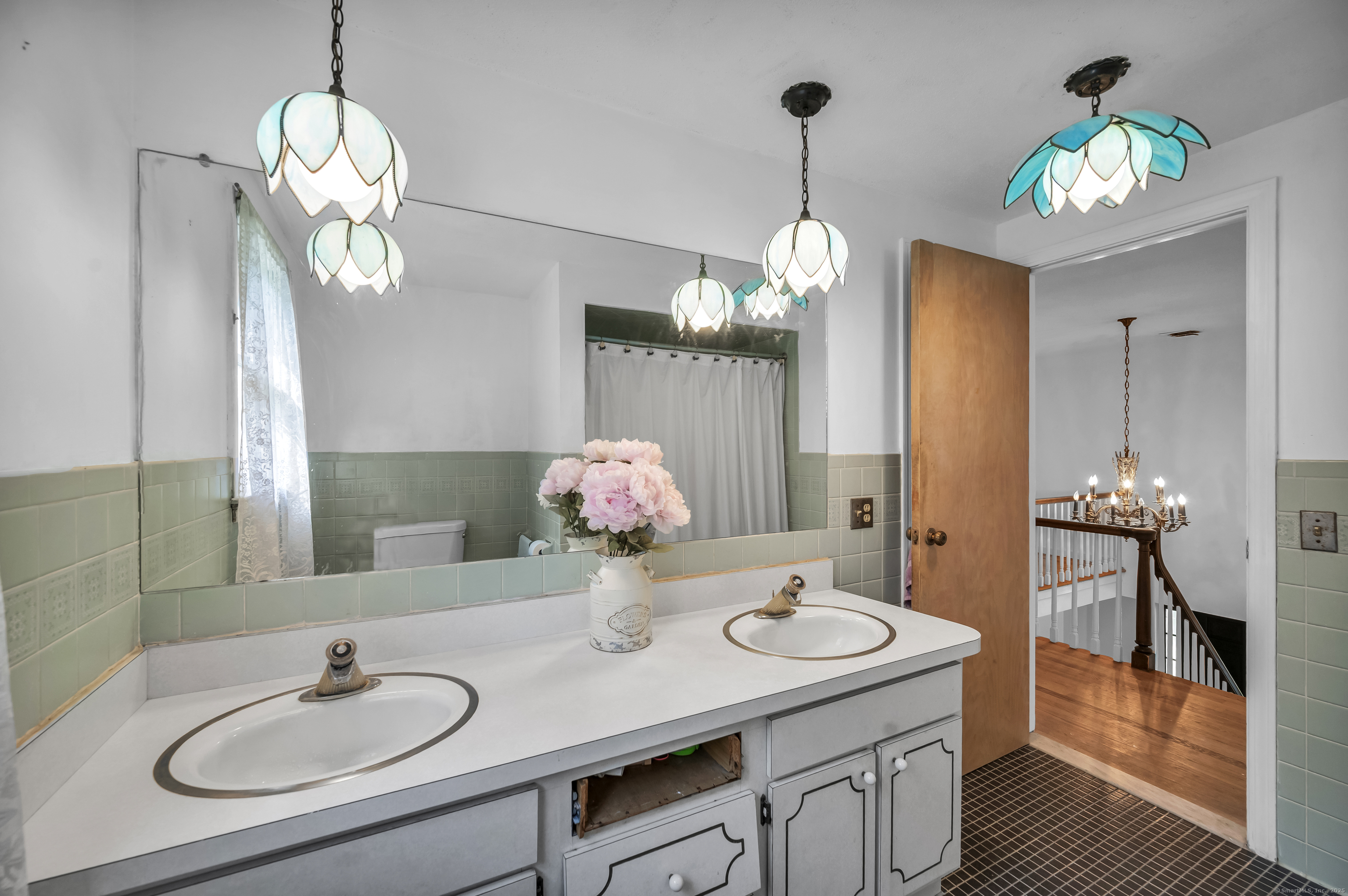 Wallingford, Connecticut 06492, United States, 4 Bedrooms Bedrooms, ,3 BathroomsBathrooms,Residential,Active,240107