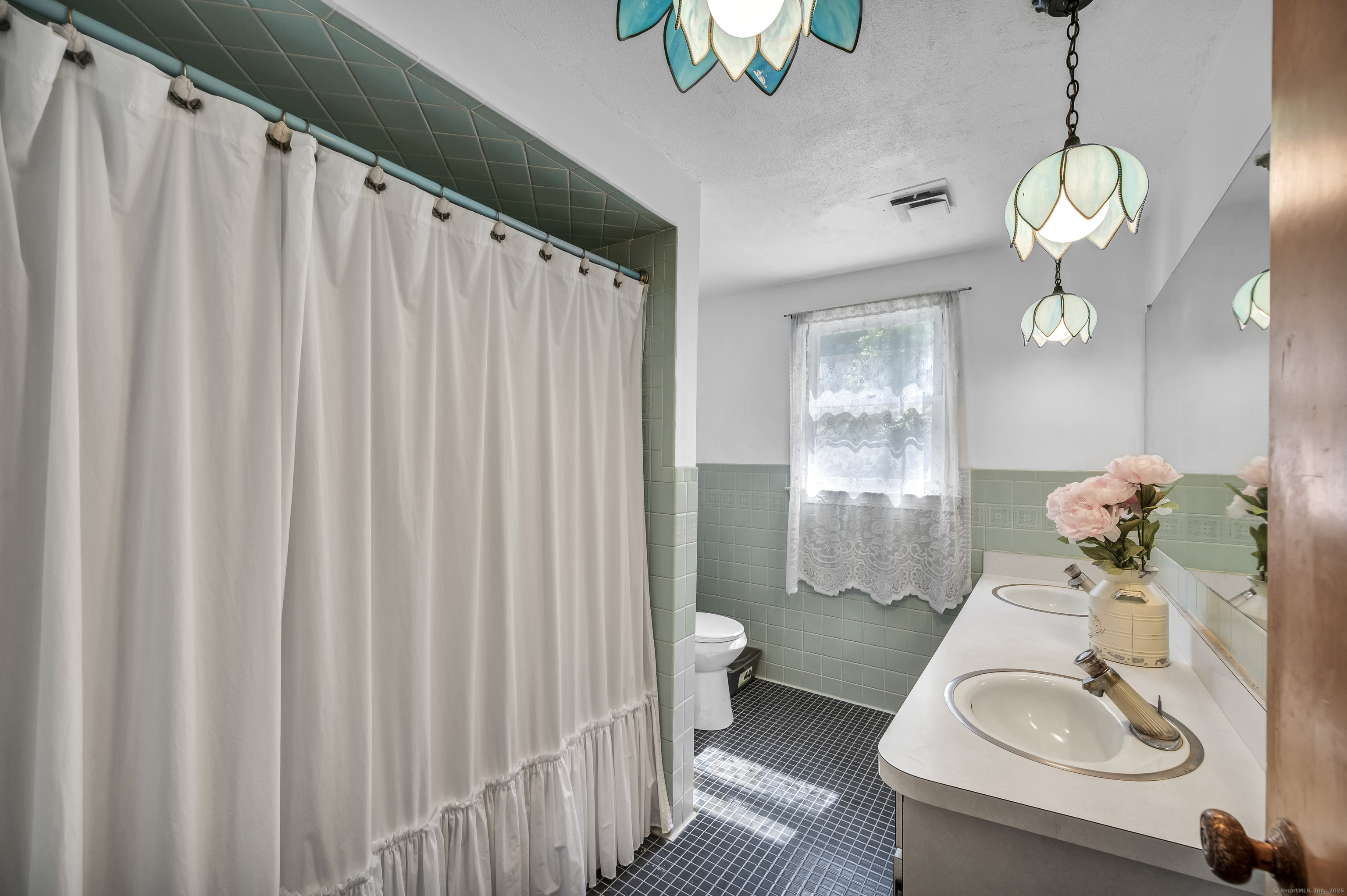 Wallingford, Connecticut 06492, United States, 4 Bedrooms Bedrooms, ,3 BathroomsBathrooms,Residential,Active,240107