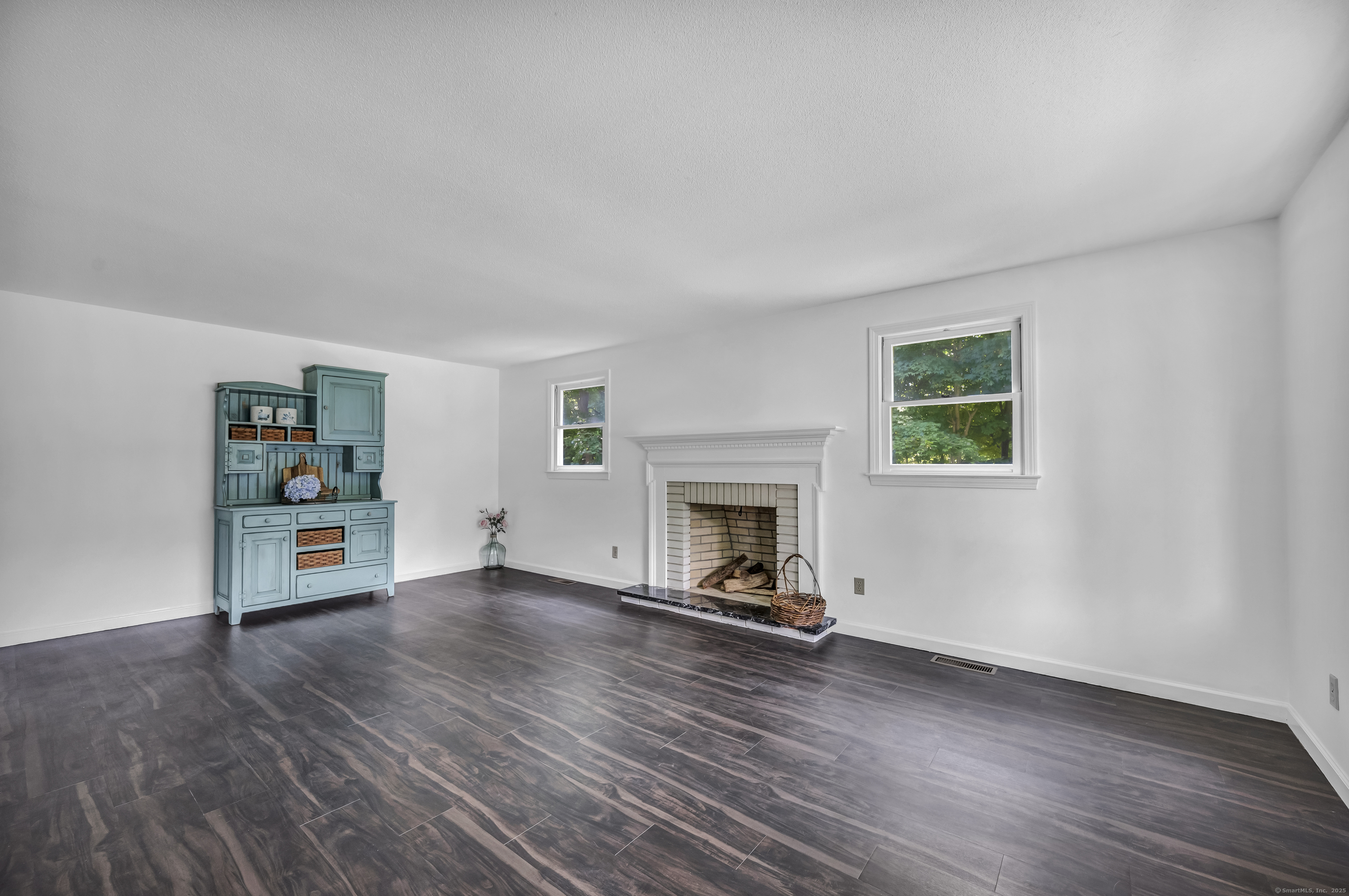 Wallingford, Connecticut 06492, United States, 4 Bedrooms Bedrooms, ,3 BathroomsBathrooms,Residential,Active,240107