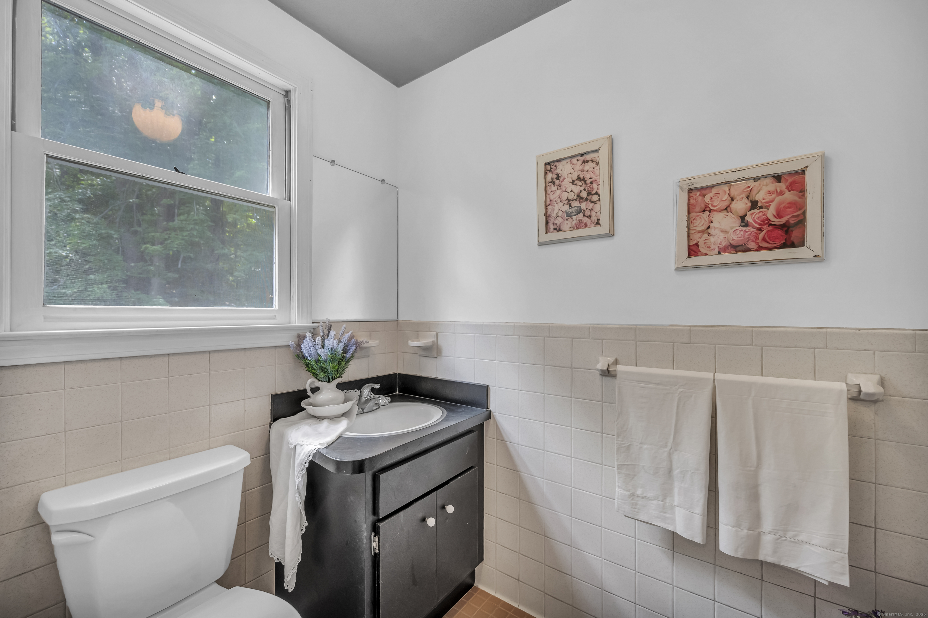 Wallingford, Connecticut 06492, United States, 4 Bedrooms Bedrooms, ,3 BathroomsBathrooms,Residential,Active,240107