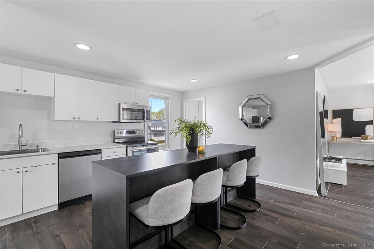 Howe Street, Meriden, Connecticut - 7 Bedrooms  
3 Bathrooms  
11 Rooms - 