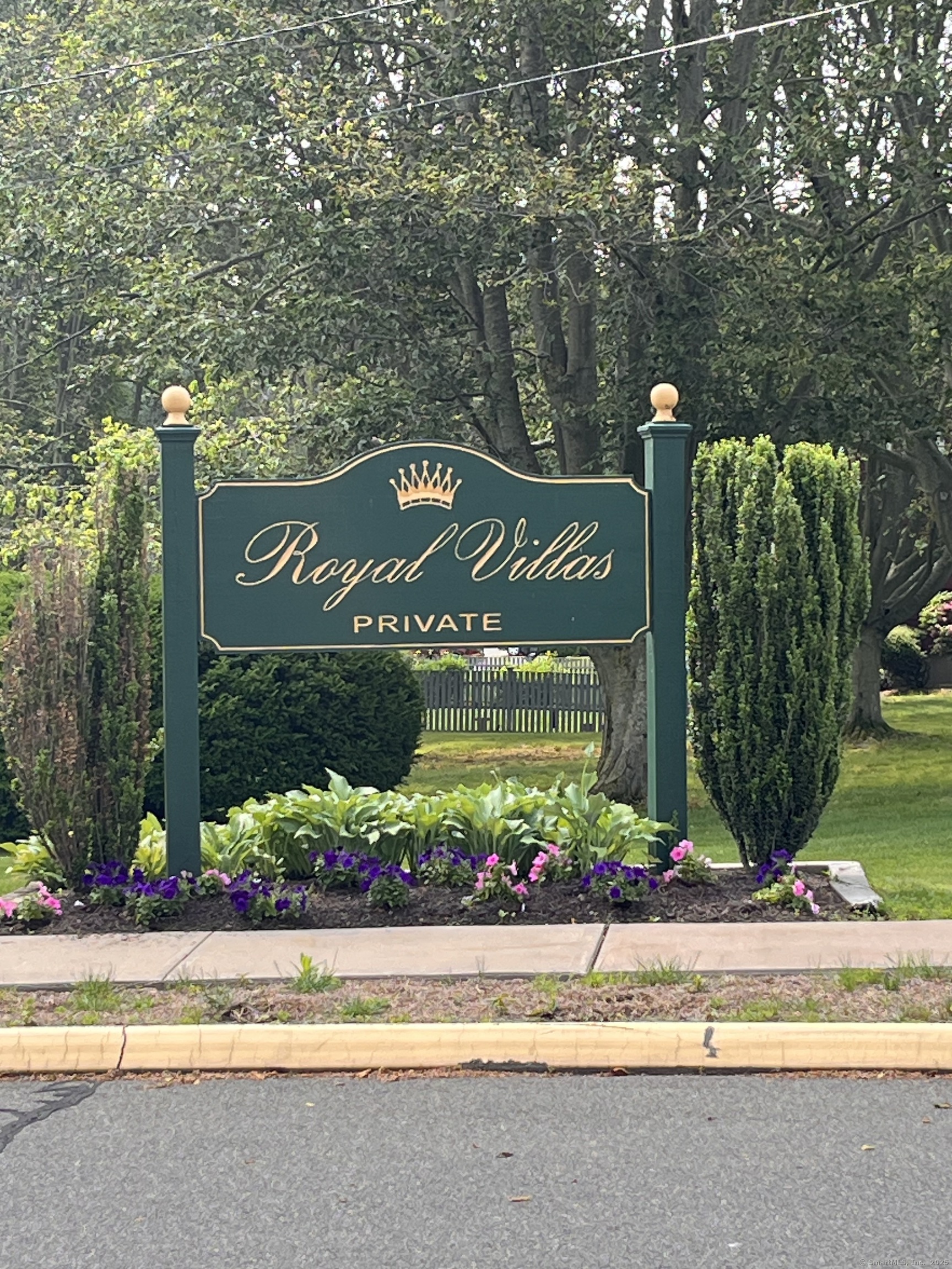 Hampton Court 142, Newington, Connecticut - 2 Bedrooms  
2.5 Bathrooms  
4 Rooms - 