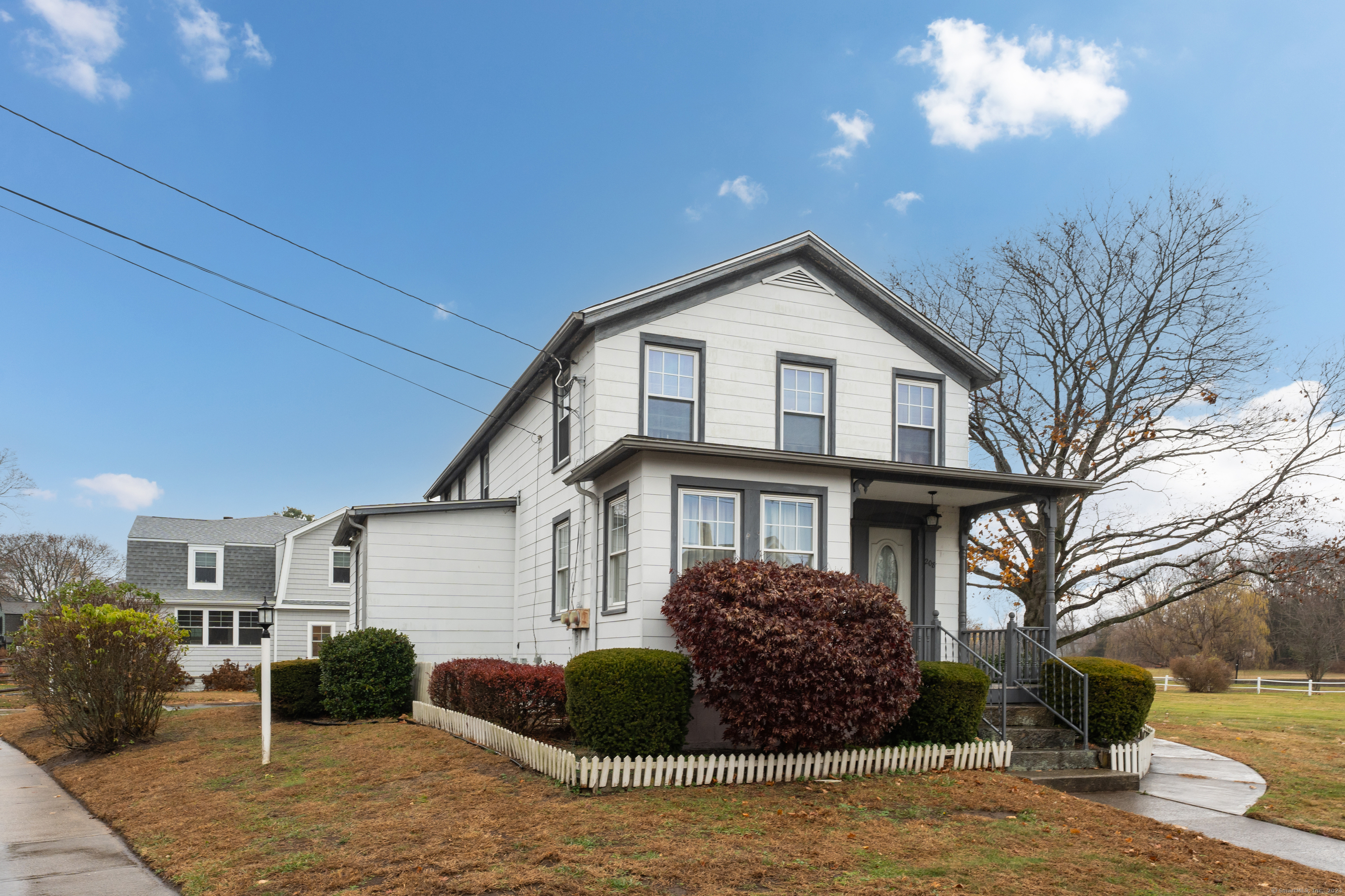 Boston Street, Guilford, Connecticut - 2 Bedrooms  
1 Bathrooms  
4 Rooms - 