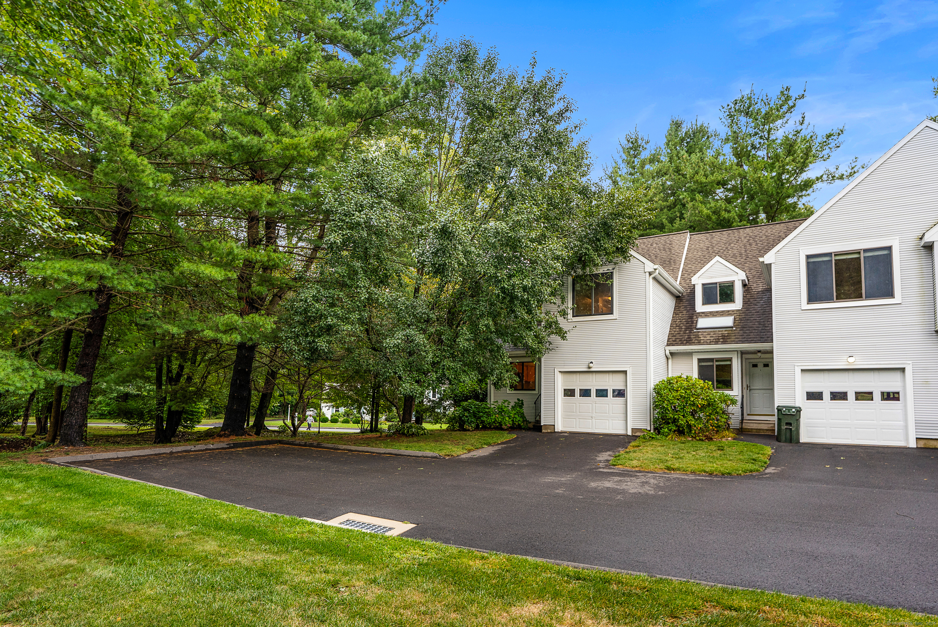 Farmington, Connecticut 06032, United States, 2 Bedrooms Bedrooms, ,3 BathroomsBathrooms,Residential,Active,206009