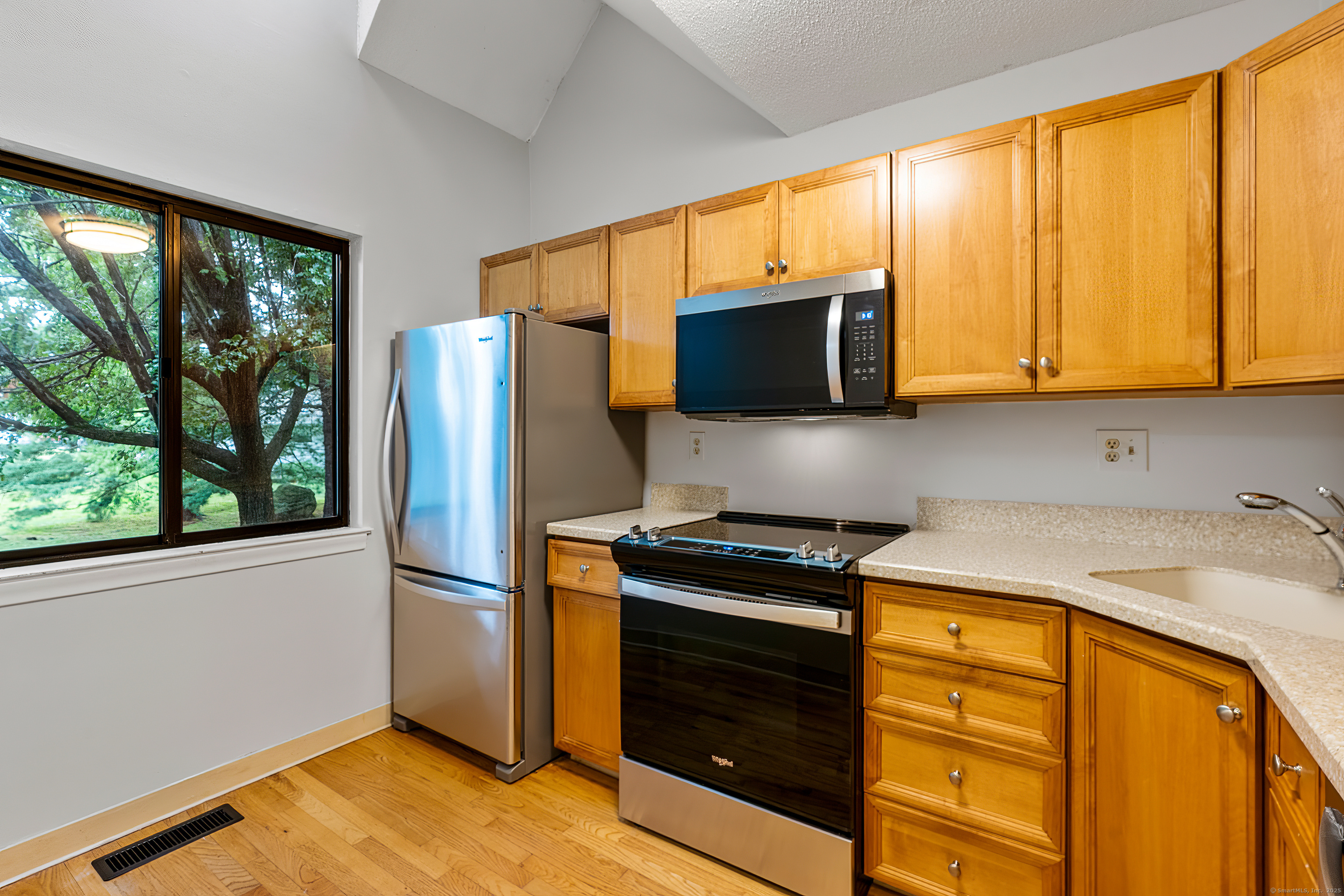 Farmington, Connecticut 06032, United States, 2 Bedrooms Bedrooms, ,3 BathroomsBathrooms,Residential,Active,206009