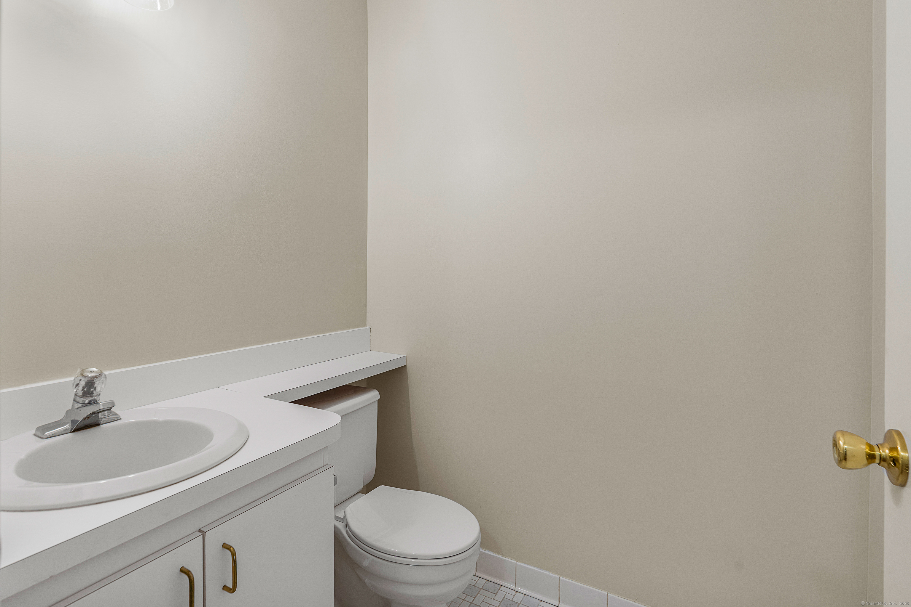 Farmington, Connecticut 06032, United States, 2 Bedrooms Bedrooms, ,3 BathroomsBathrooms,Residential,Active,206009