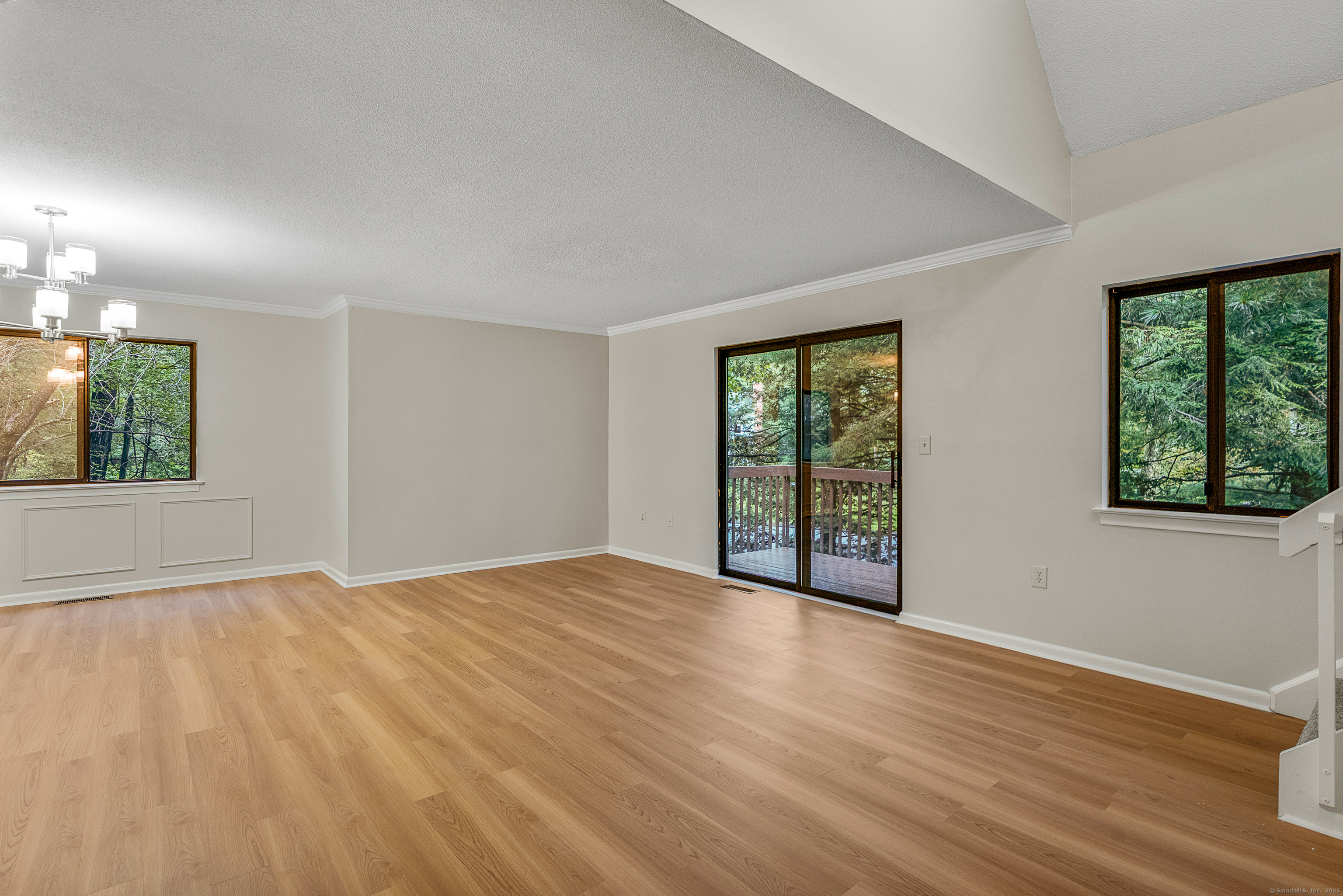 Farmington, Connecticut 06032, United States, 2 Bedrooms Bedrooms, ,3 BathroomsBathrooms,Residential,Active,206009