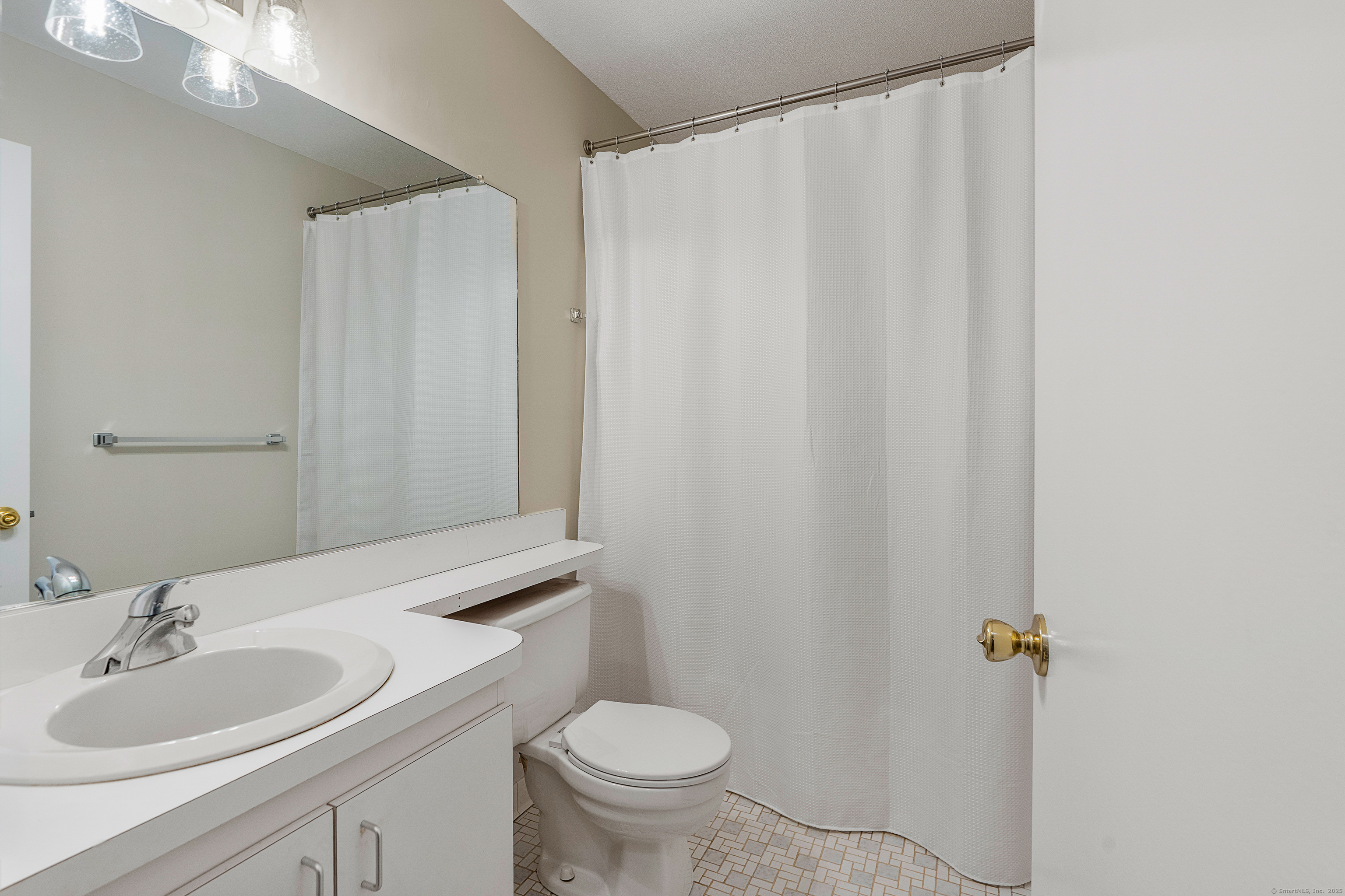 Farmington, Connecticut 06032, United States, 2 Bedrooms Bedrooms, ,3 BathroomsBathrooms,Residential,Active,206009