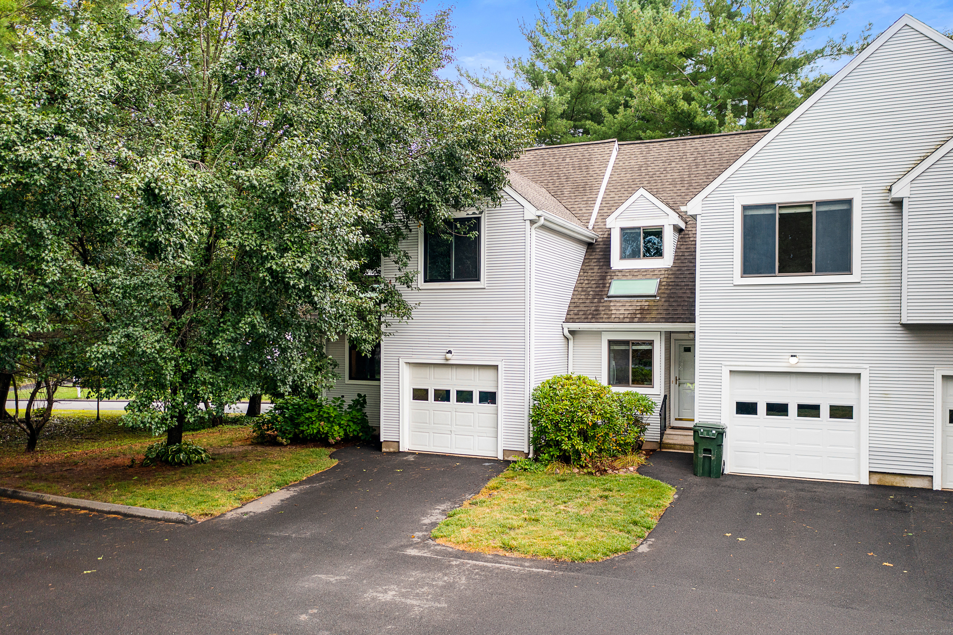 Farmington, Connecticut 06032, United States, 2 Bedrooms Bedrooms, ,3 BathroomsBathrooms,Residential,Active,206009