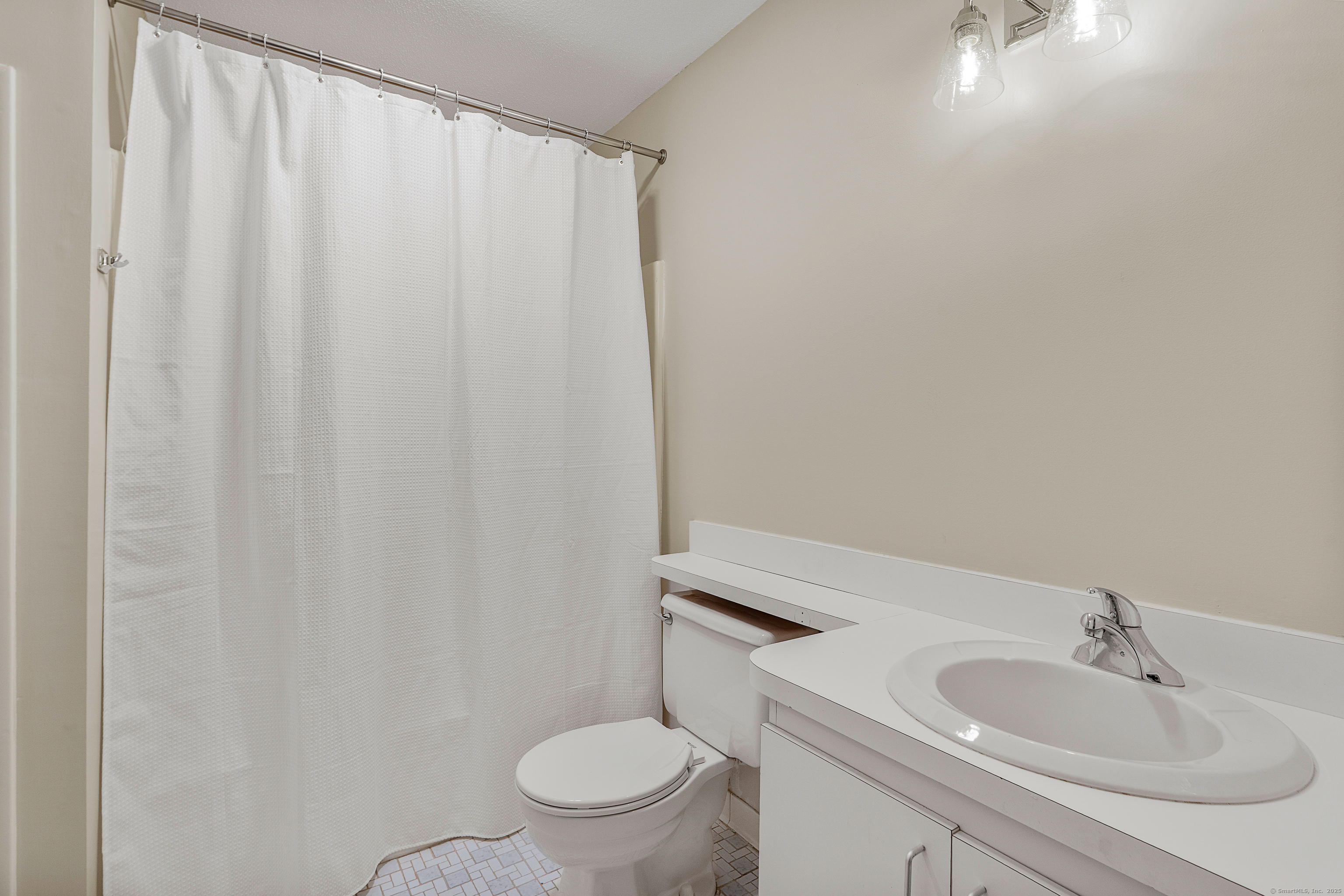 Farmington, Connecticut 06032, United States, 2 Bedrooms Bedrooms, ,3 BathroomsBathrooms,Residential,Active,206009