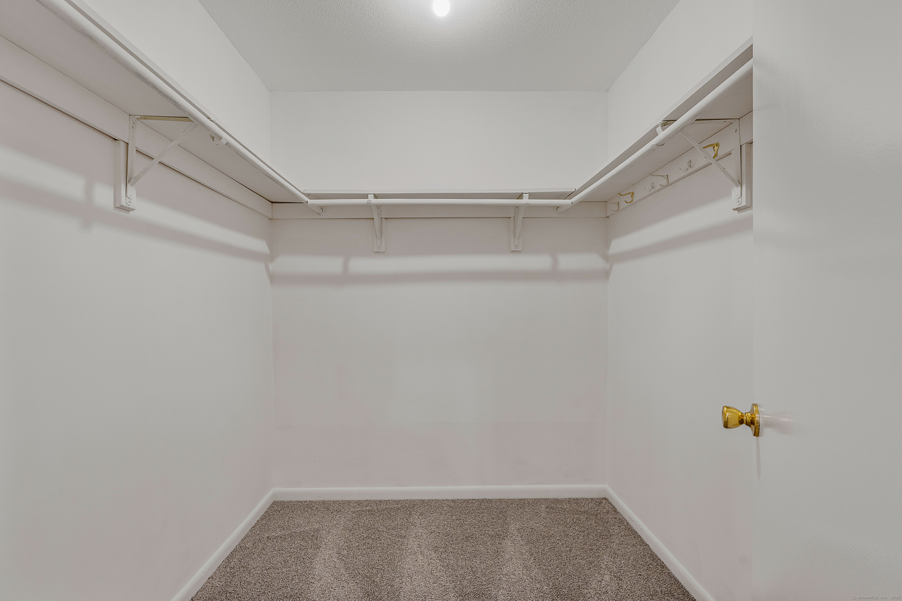 Farmington, Connecticut 06032, United States, 2 Bedrooms Bedrooms, ,3 BathroomsBathrooms,Residential,Active,206009